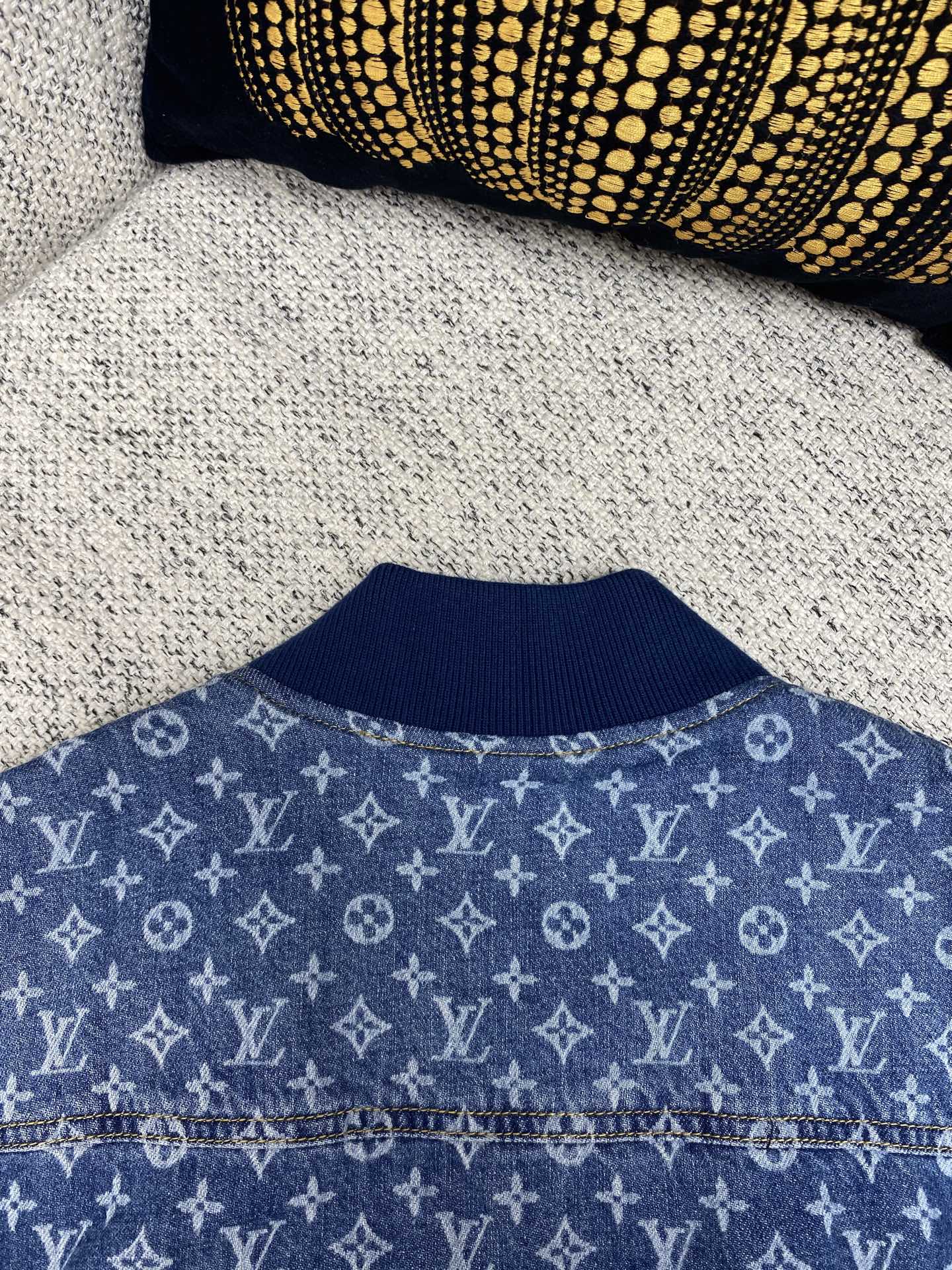 驴家 25ss新款飞行员夹克以轻盈 Monogram 丹宁布剪裁短款廓形，在潮流之中彰显运动风尚。罗纹衣