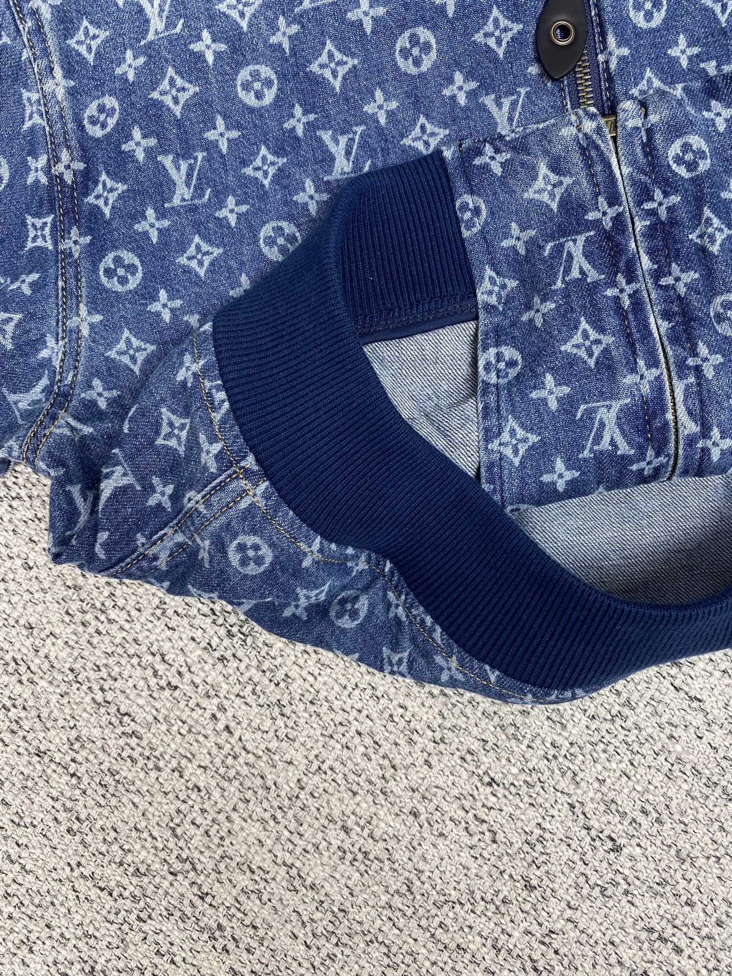 驴家 25ss新款飞行员夹克以轻盈 Monogram 丹宁布剪裁短款廓形，在潮流之中彰显运动风尚。罗纹衣