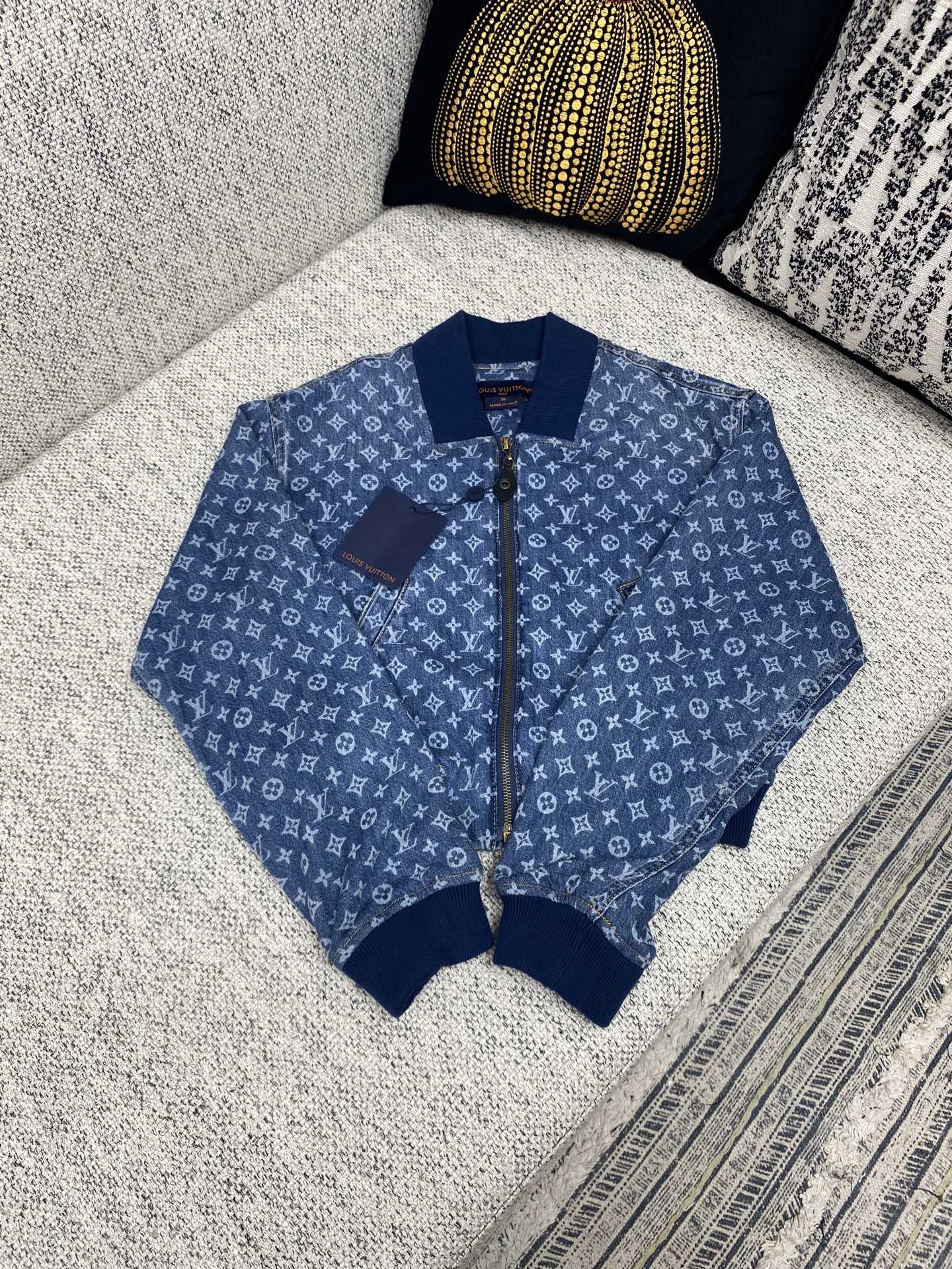 驴家 25ss新款飞行员夹克以轻盈 Monogram 丹宁布剪裁短款廓形，在潮流之中彰显运动风尚。罗纹衣