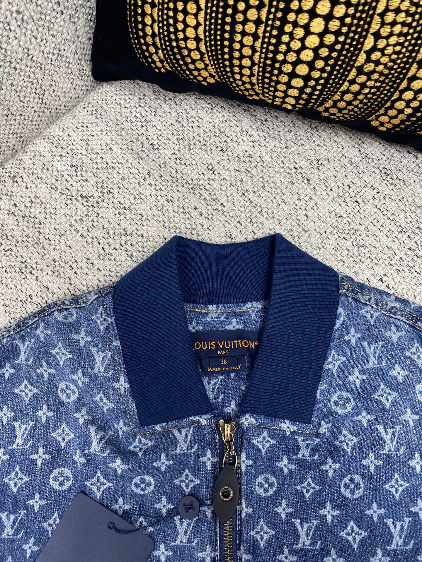 驴家 25ss新款飞行员夹克以轻盈 Monogram 丹宁布剪裁短款廓形，在潮流之中彰显运动风尚。罗纹衣