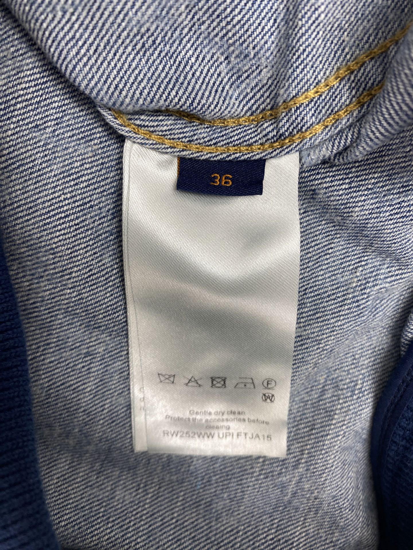 驴家 25ss新款飞行员夹克以轻盈 Monogram 丹宁布剪裁短款廓形，在潮流之中彰显运动风尚。罗纹衣