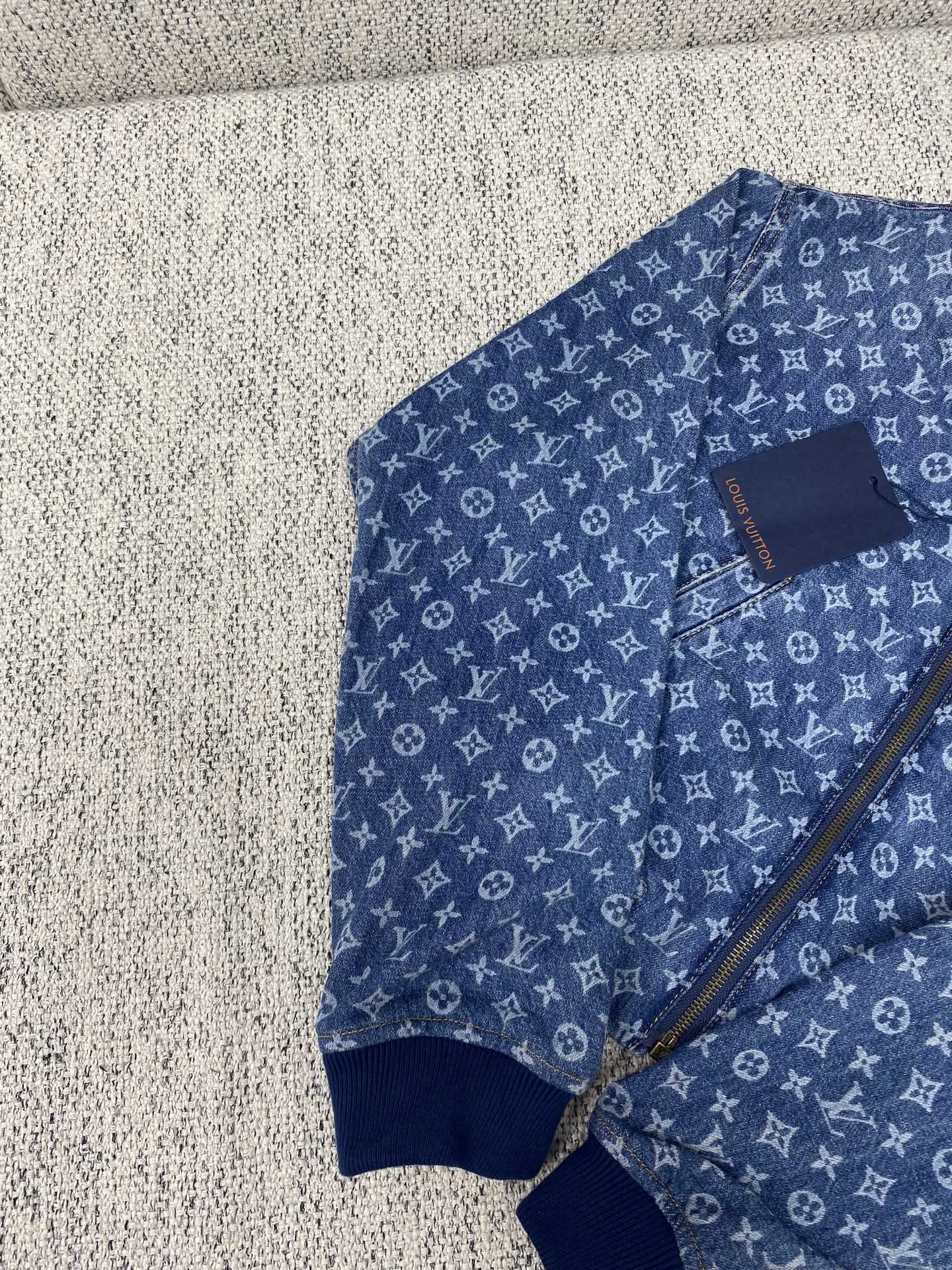 驴家 25ss新款飞行员夹克以轻盈 Monogram 丹宁布剪裁短款廓形，在潮流之中彰显运动风尚。罗纹衣