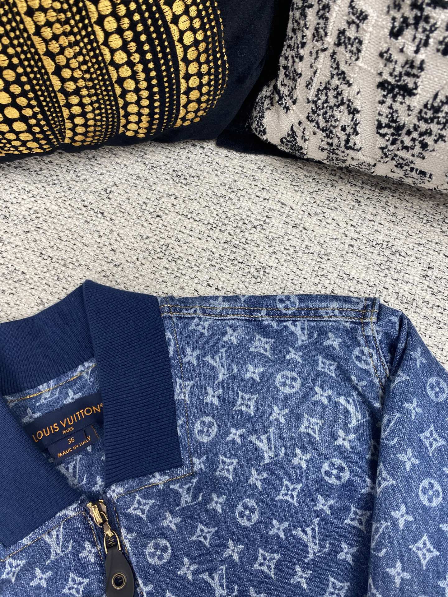 驴家 25ss新款飞行员夹克以轻盈 Monogram 丹宁布剪裁短款廓形，在潮流之中彰显运动风尚。罗纹衣