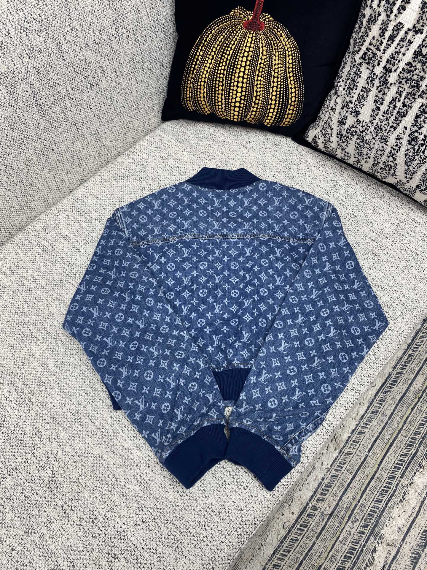 驴家 25ss新款飞行员夹克以轻盈 Monogram 丹宁布剪裁短款廓形，在潮流之中彰显运动风尚。罗纹衣