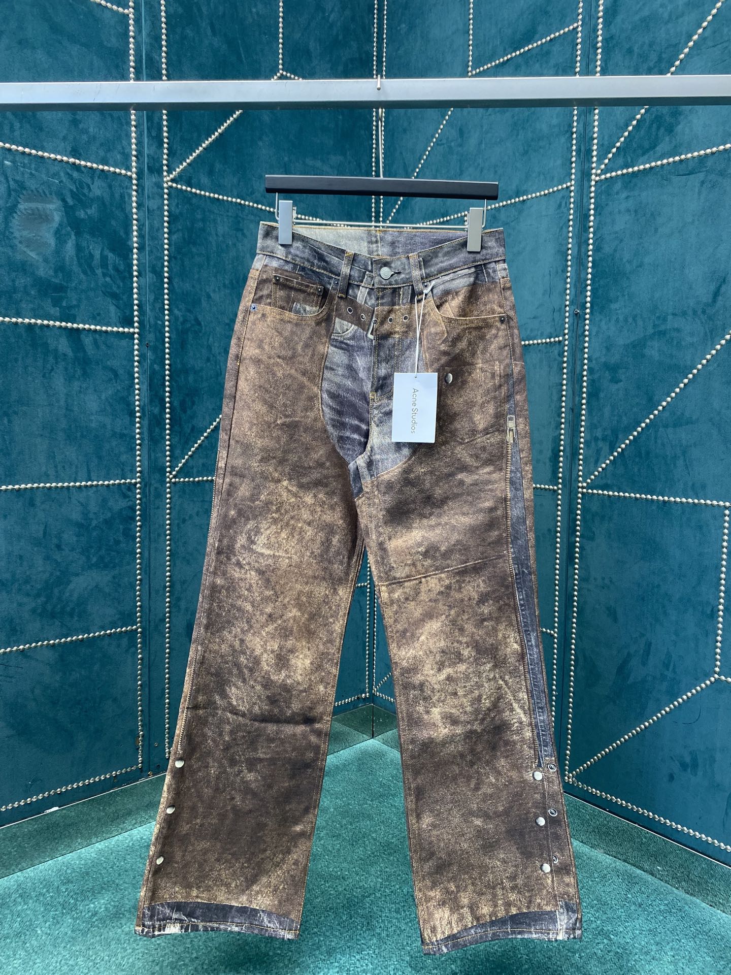 NO:528203,Ac25ss New Printed Jeans - Regular Style This jeans are made of seasonal 'deception vision' shorts, made of canvas, with a polished surface and soft touch. They are cut into a regular style, with a moderate waist, and the wide and straight legs spread slightly from the knees. Size 42.44.46.48.50.52.,,shorts,jeans,alexander wang19860909ac25ss新款印花牛仔裤 -常规版型 这款牛仔裤采用季节性的“欺骗视觉”短裤印花,由帆布制成,表面经过磨光处理,触感柔软.剪裁为常规版型,腰部适中,宽直的裤腿从膝盖处微微展开. 码数42.44.46.48.50.52.,,shorts,jeans,alexander wang,Men's clothing