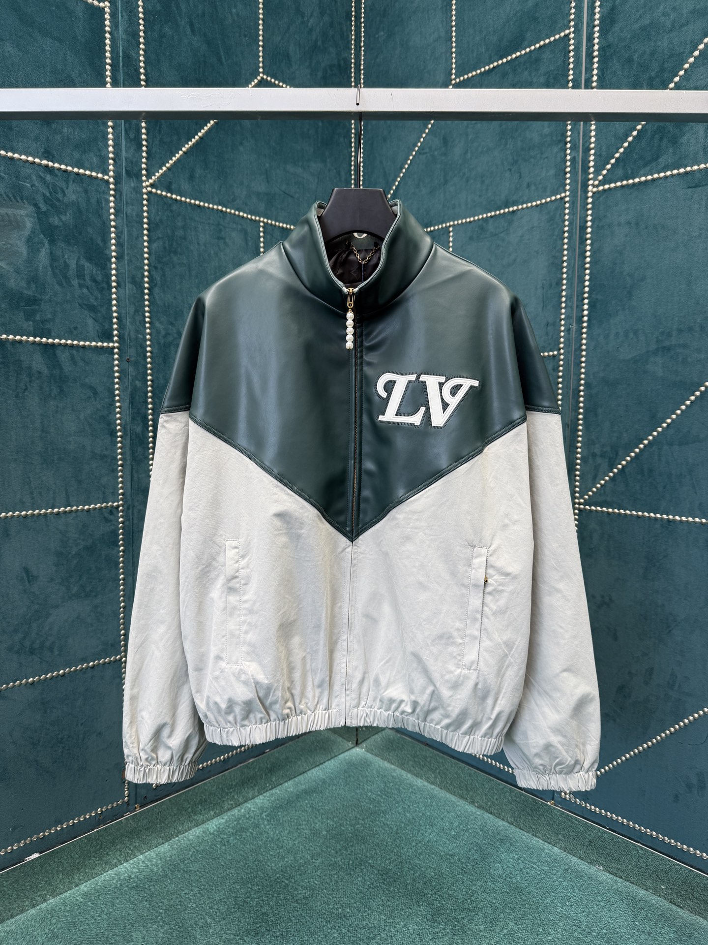 NO:568101,Lujia 25ss new mixed leather sweatshirt. This sweatshirt continues the inspiration of the new season's American preppy theme. The upper part is made of glossy leather with the sharp-cornered yoke and LV intarsia logos, which is in sharp contrast with the elegant nylon blend on the lower part. The elastic hem and cuffs highlight functional considerations, the eye-catching logo pops out on the collar, and the beaded zipper pull adds a gorgeous touch. Size 46.48.50.52.,,louis  vuitton,louis vuitton,louis vuitton,alexander wang19860909驴家25ss新款混合皮革运动衫本款运动衫延续新季美式学院风主题的灵感笔触,以亮面皮革呈现上半部分的尖角育克和 LV 嵌花标识,与下半部分的素雅锦纶混纺形成鲜明反差.弹力下摆和袖口彰显功能考量,衣领跃现醒目标识,珠饰拉链头再添华美一笔. 码数46.48.50.52.,,louis vuitton,louis vuitton,louis vuitton,alexander wang,Men's clothing