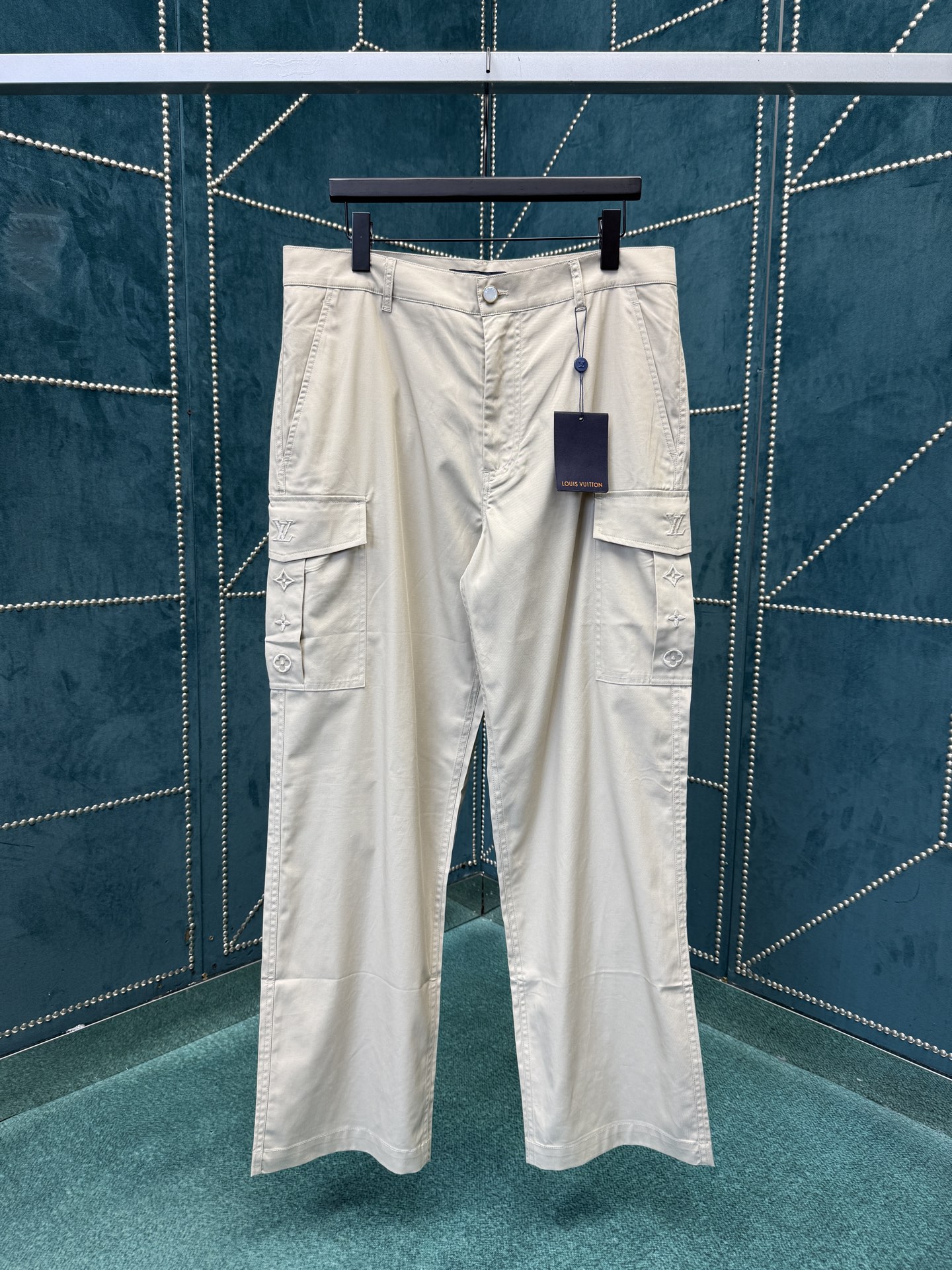 NO:568106,Lujia 25ss new overalls are made of fine silk and cotton blend, making them a perfect choice for changing seasons. The overalls pockets are embroidered with logos, and the Louis Vuitton Malletier patch is embellished above the right back pocket, adding a sophisticated touch to everyday looks. Size 46.48.50.52.,,louis vuitton,louis vuitton,louis vuitton,alexander wang19860909驴家25ss新款工装裤本款工装裤取材细腻丝棉混纺,成就换季时节佳选.工装口袋呈现刺绣标识,右侧后袋上方点缀 Louis Vuitton Malletier 贴饰,为日常造型注入考究气息. 码数46.48.50.52.,,louis vuitton,louis vuitton,louis vuitton,alexander wang,Men's clothing