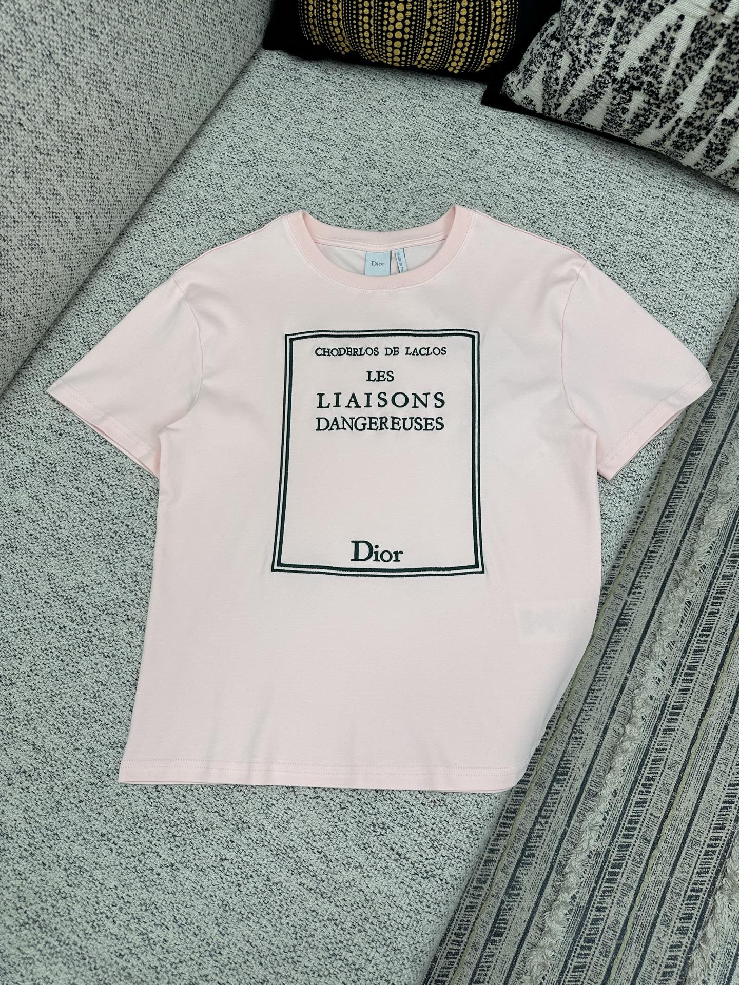 NO:757257,Dior's New Oversized Cropped T-Shirt Pink and Gray Cotton Jersey Book Cover Graphic This T-shirt is a classic piece from Jonathan Anderson's dream library, featuring the original cover of Choderlos de Laclos' 'Dangerous Liaisons'. Crafted from pink and gray cotton jersey, it has a distinctive oversized fit. Decorated with Dior  The logo enhances style and can be paired with a variety of looks year-round. Sizes S.M.L.,, dior, dior,19860909迪奥 新款超大版型短款 T 恤 粉色和灰色棉质平纹针织面料 Book Cover 图案这款 T 恤是乔纳森·安德森 (Jonathan Anderson) 梦幻图书馆藏中的经典单品,演绎皮埃尔·肖戴洛·德拉克洛 (Choderlos de Laclos)《危险关系（Dangerous Liaisons）》的原版封面.采用粉色和灰色棉质平纹针织面料精心制作,超大版型剪裁别具一格.饰以 Dior 标志提升格调,可全年与各式造型搭配.码数S.M.L.,,dior,dior,,Men's clothing