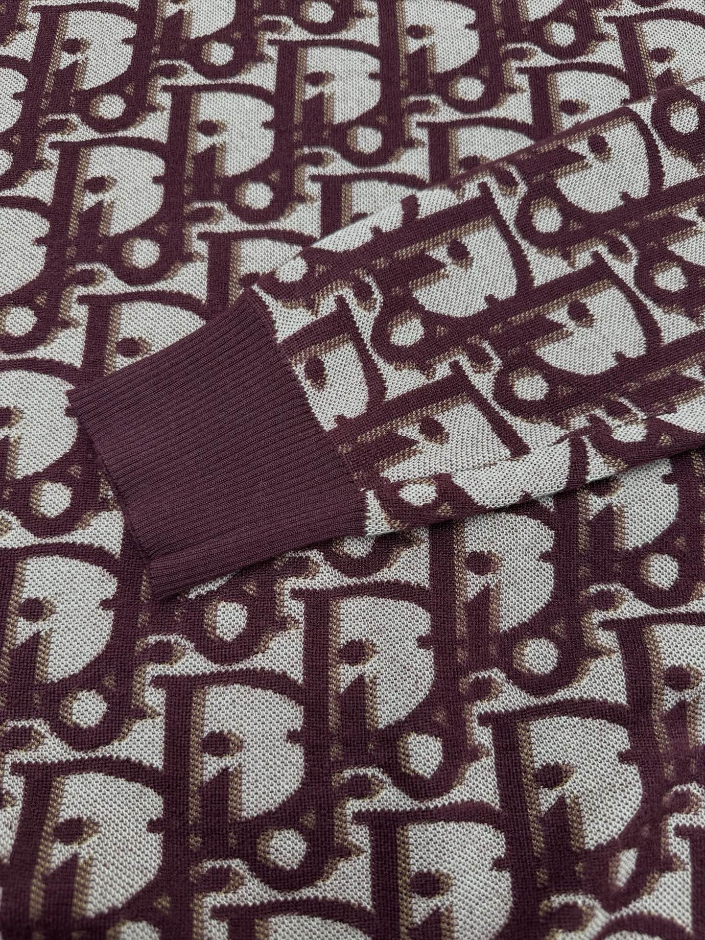 Dior 迪奥 针织衫突显 Dior 的