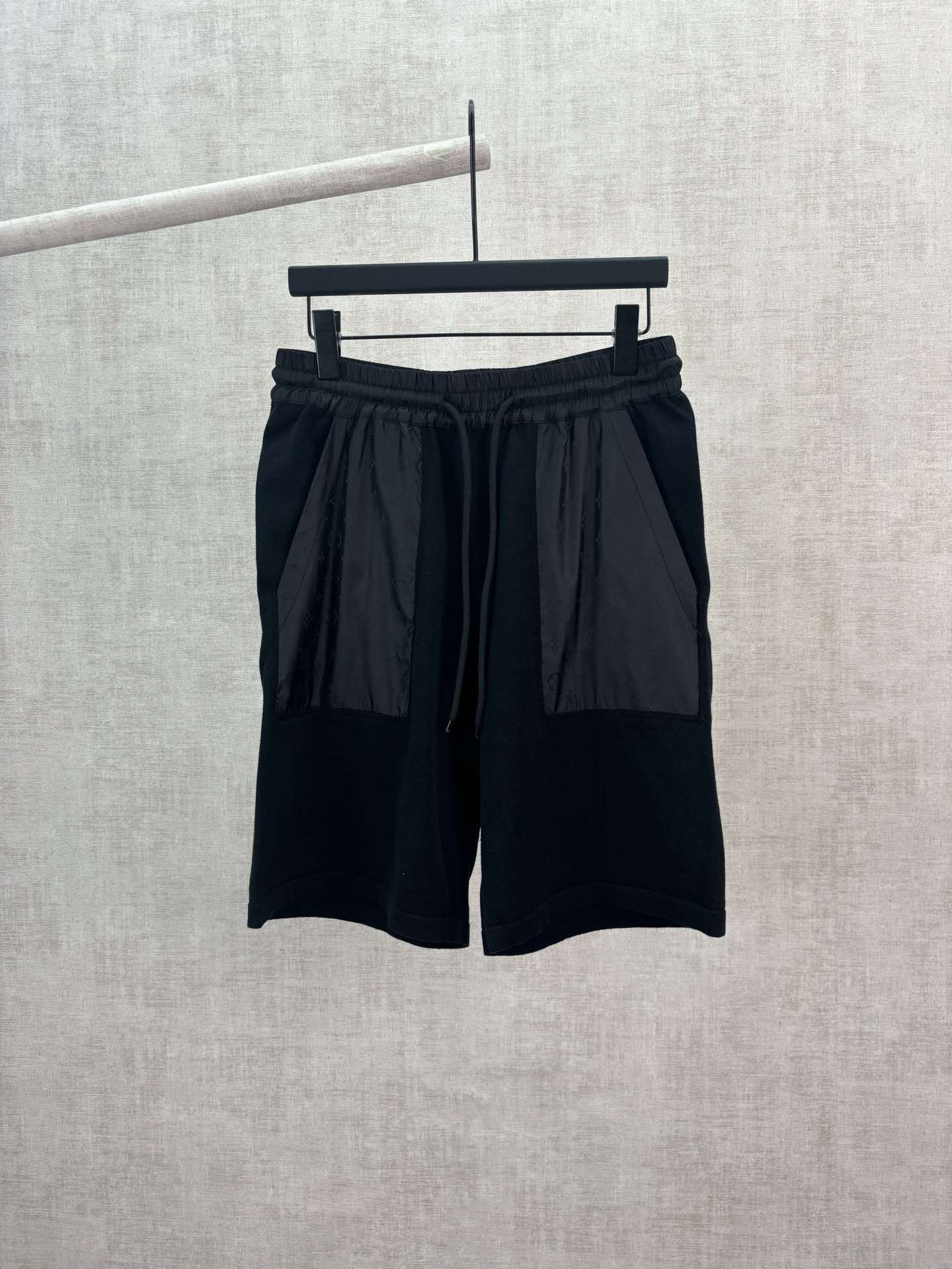 P170 驴家 26ss 新款短裤取材素雅棉质针织，以莹泽 Monogram 锦纶嵌饰点亮口袋贴袋形饰片。可搭配同款双面飞行员夹克和T恤，成就旅行或休闲时光佳选。 码数：S. M. L. XL.