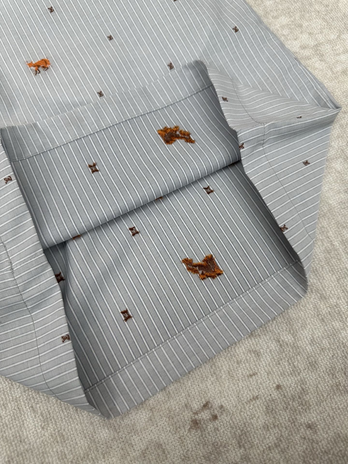 Louis Vuitton 驴家 26ss 春夏新款短裤棉质的浅色条纹提花上 点缀着跳跃的剪线狐狸和迷你 LV 标识