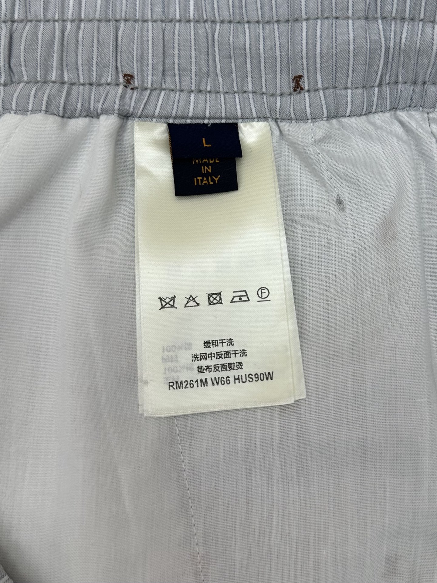 Louis Vuitton 驴家 26ss 春夏新款短裤棉质的浅色条纹提花上 点缀着跳跃的剪线狐狸和迷你 LV 标识