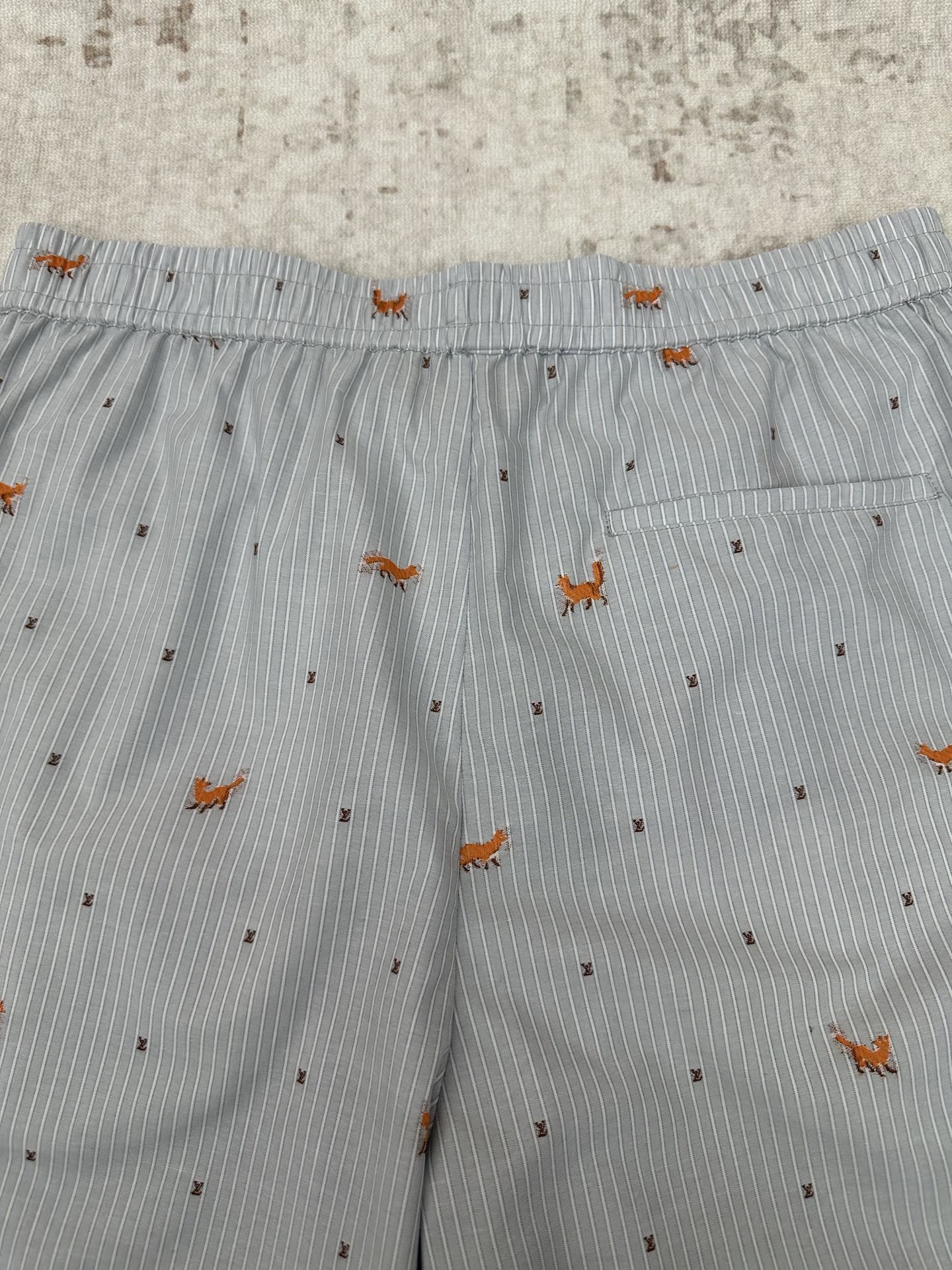 Louis Vuitton 驴家 26ss 春夏新款短裤棉质的浅色条纹提花上 点缀着跳跃的剪线狐狸和迷你 LV 标识