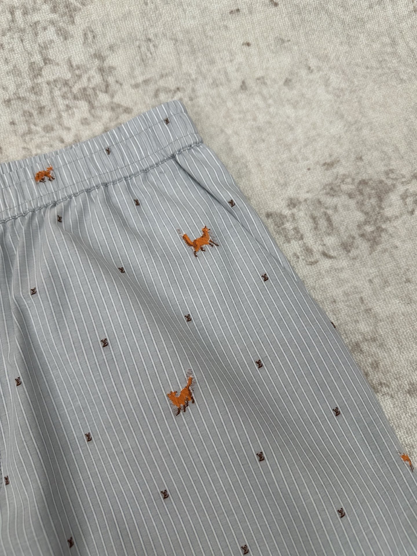 Louis Vuitton 驴家 26ss 春夏新款短裤棉质的浅色条纹提花上 点缀着跳跃的剪线狐狸和迷你 LV 标识