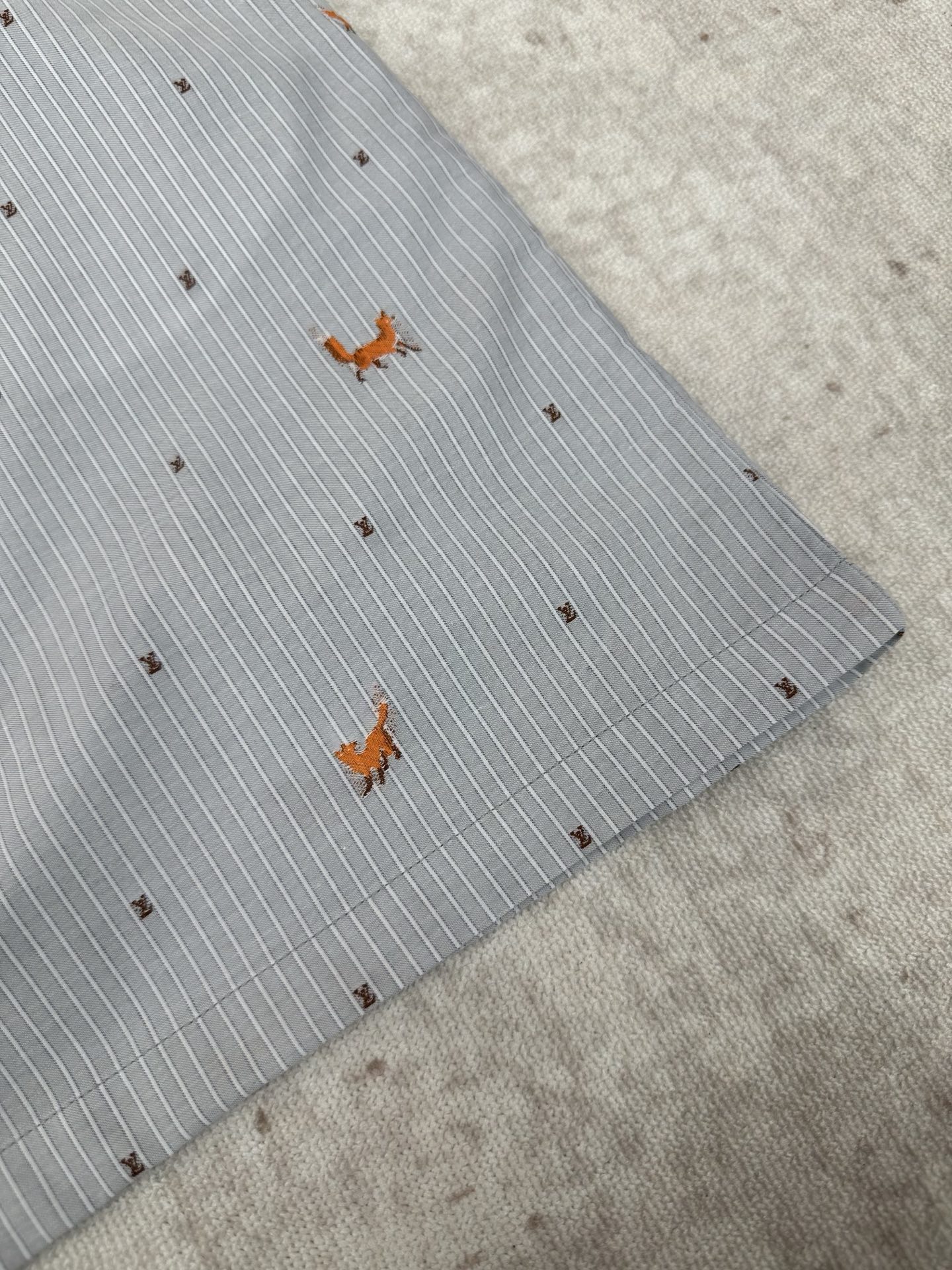 Louis Vuitton 驴家 26ss 春夏新款短裤棉质的浅色条纹提花上 点缀着跳跃的剪线狐狸和迷你 LV 标识
