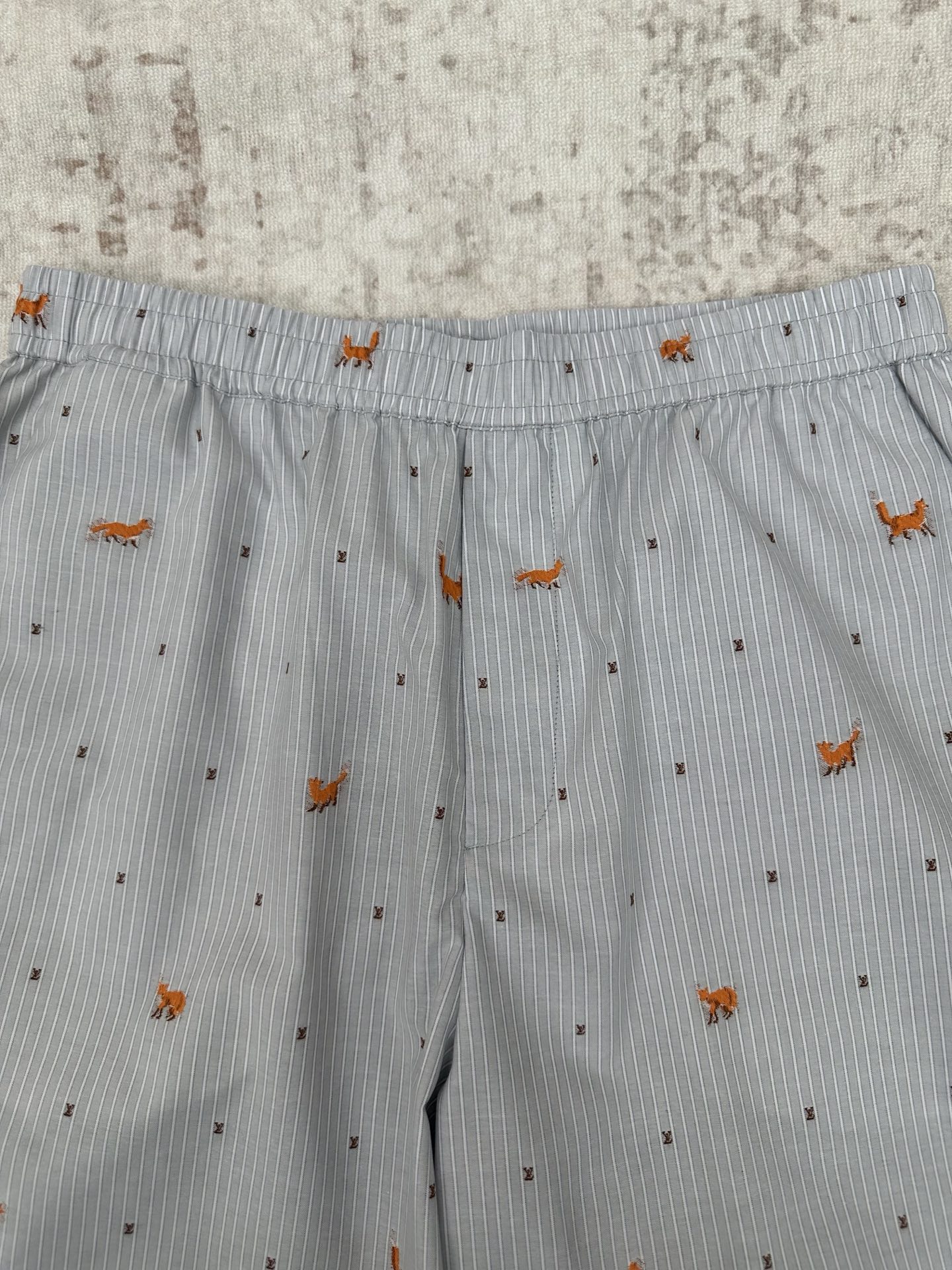 Louis Vuitton 驴家 26ss 春夏新款短裤棉质的浅色条纹提花上 点缀着跳跃的剪线狐狸和迷你 LV 标识