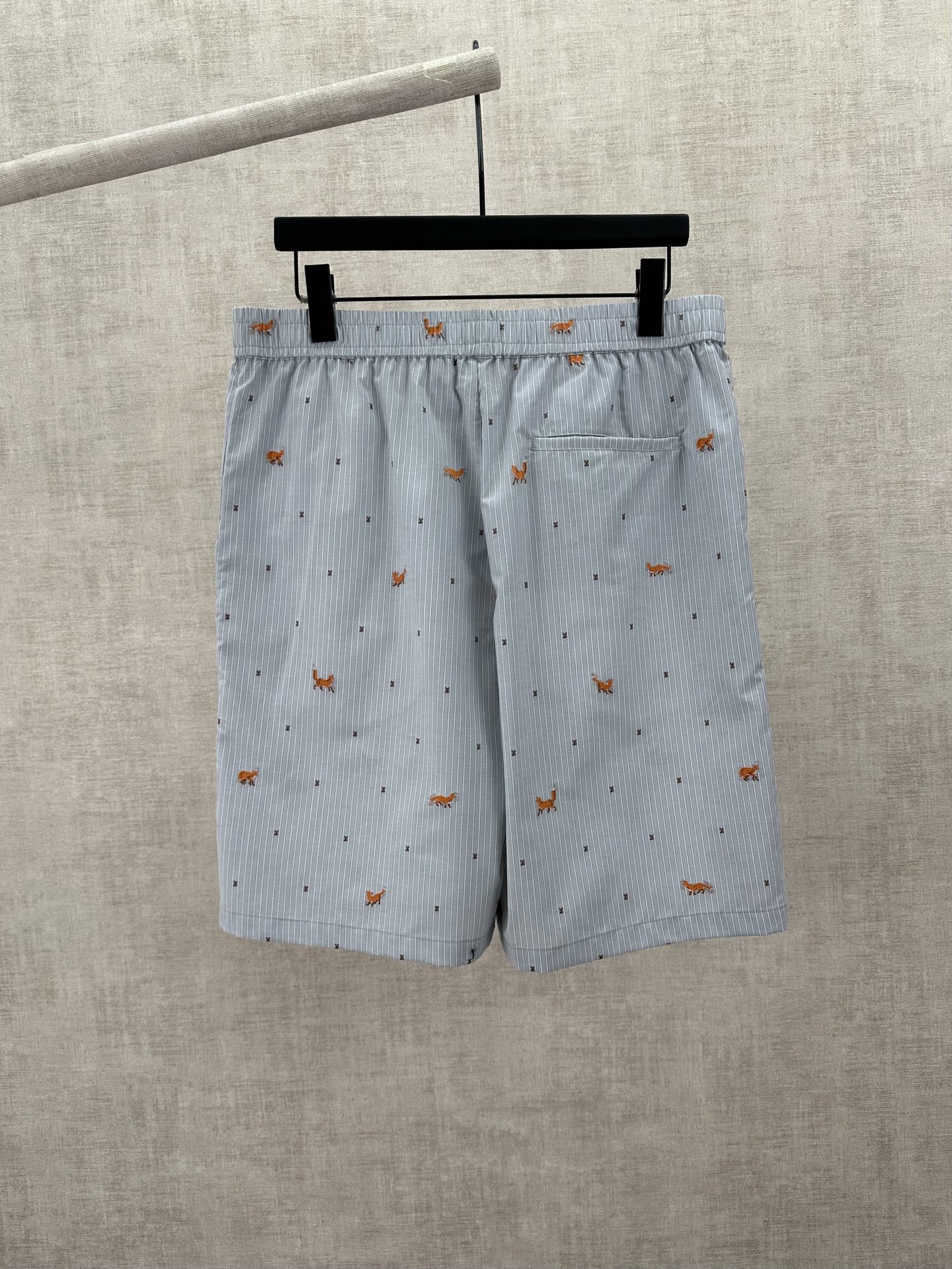 Louis Vuitton 驴家 26ss 春夏新款短裤棉质的浅色条纹提花上 点缀着跳跃的剪线狐狸和迷你 LV 标识