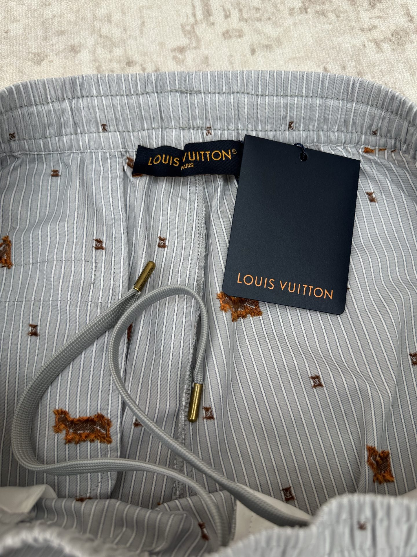 Louis Vuitton 驴家 26ss 春夏新款短裤棉质的浅色条纹提花上 点缀着跳跃的剪线狐狸和迷你 LV 标识