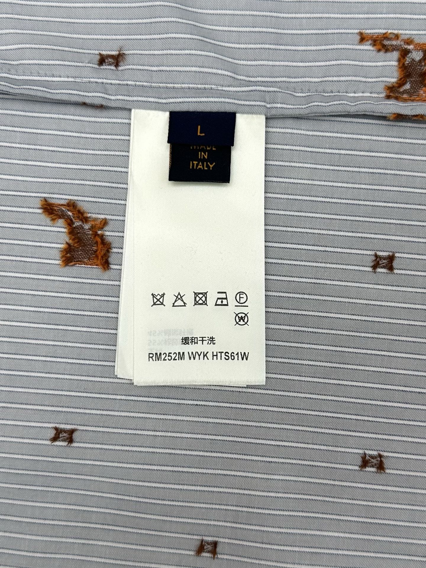 Louis Vuitton 驴家 26ss 春夏新款短袖棉质衬衫的浅色条纹提花上 点缀着跳跃的剪线狐狸和迷你 LV 标识