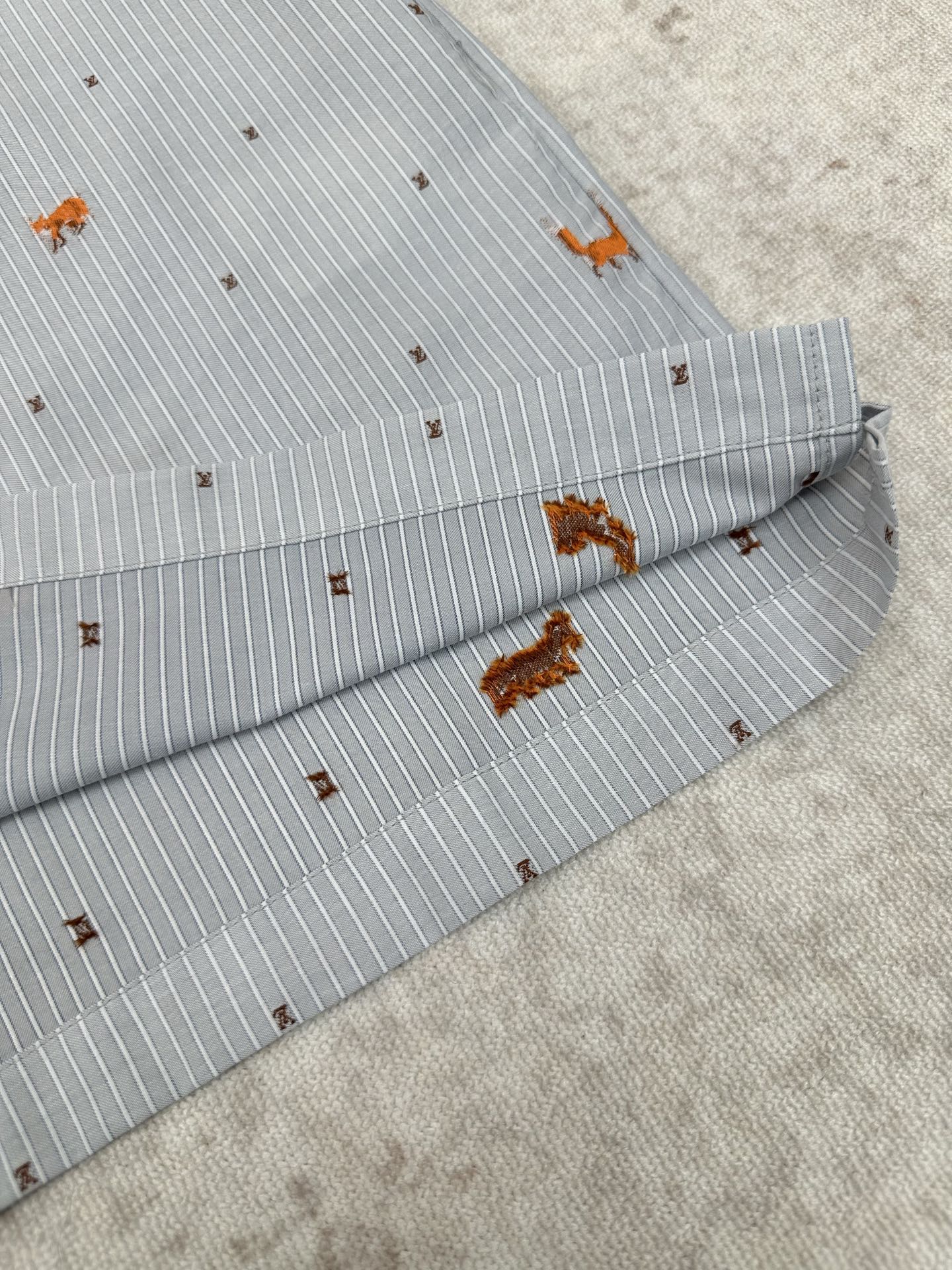 Louis Vuitton 驴家 26ss 春夏新款短袖棉质衬衫的浅色条纹提花上 点缀着跳跃的剪线狐狸和迷你 LV 标识
