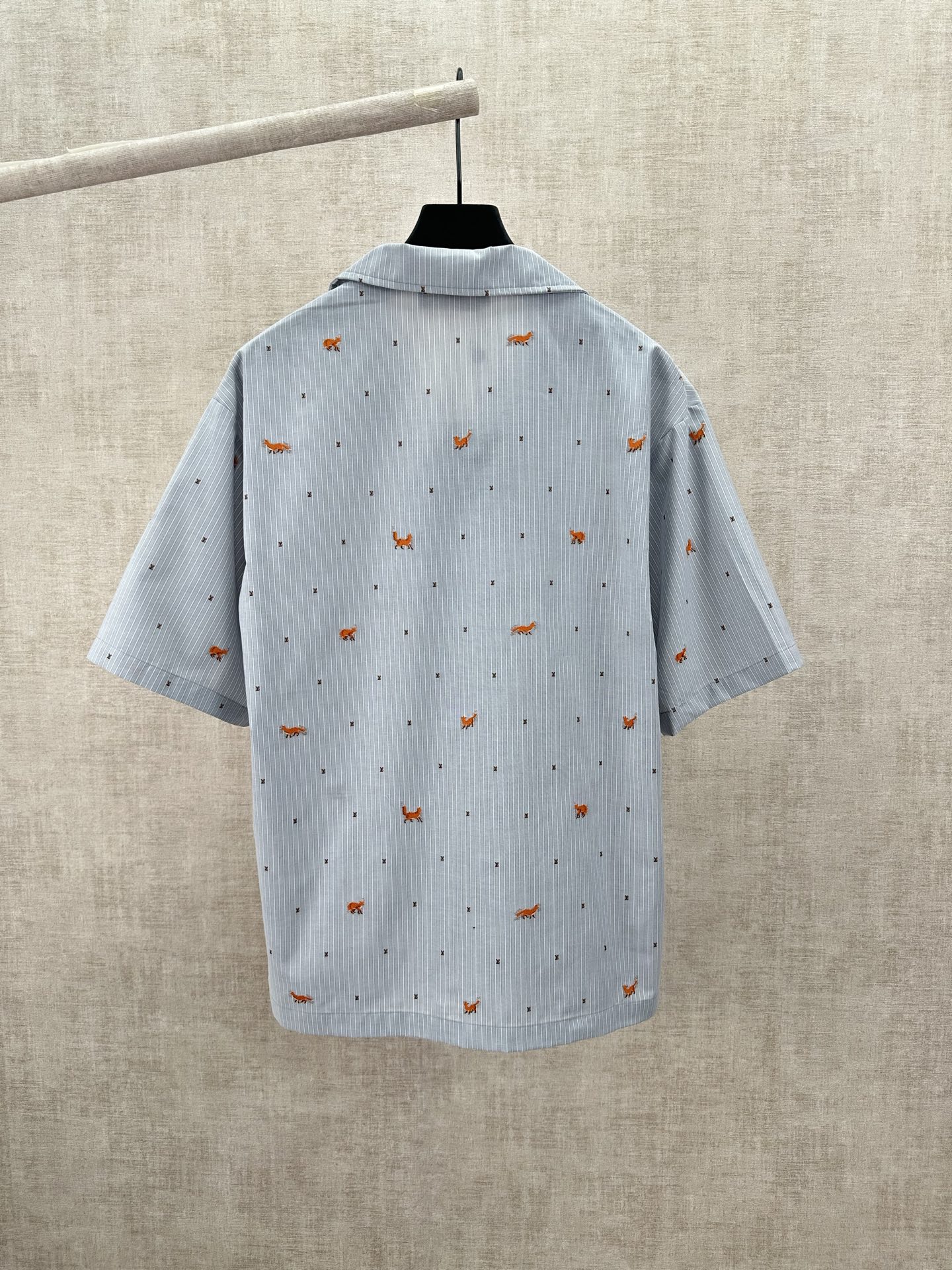 Louis Vuitton 驴家 26ss 春夏新款短袖棉质衬衫的浅色条纹提花上 点缀着跳跃的剪线狐狸和迷你 LV 标识
