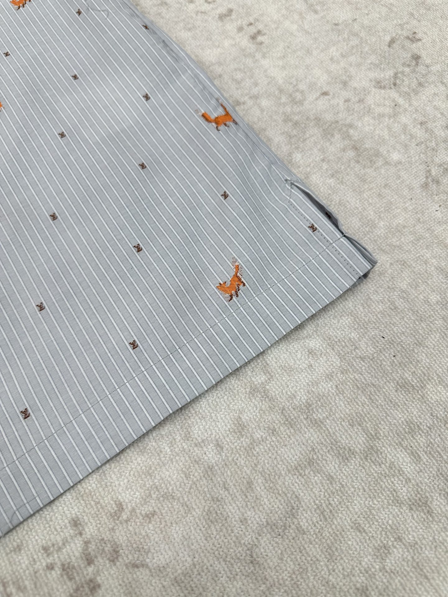 Louis Vuitton 驴家 26ss 春夏新款短袖棉质衬衫的浅色条纹提花上 点缀着跳跃的剪线狐狸和迷你 LV 标识