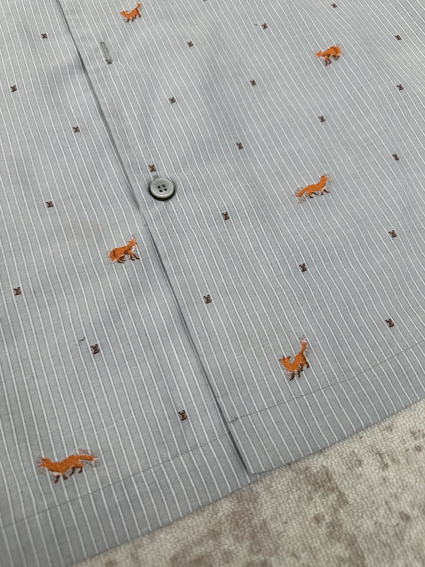 Louis Vuitton 驴家 26ss 春夏新款短袖棉质衬衫的浅色条纹提花上 点缀着跳跃的剪线狐狸和迷你 LV 标识
