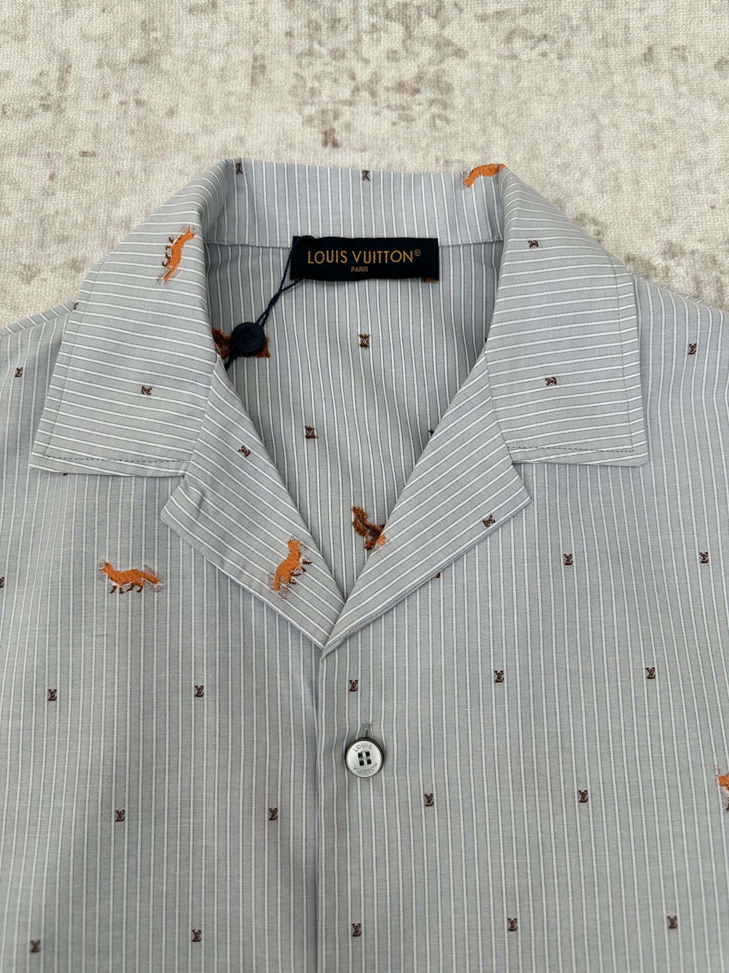 Louis Vuitton 驴家 26ss 春夏新款短袖棉质衬衫的浅色条纹提花上 点缀着跳跃的剪线狐狸和迷你 LV 标识