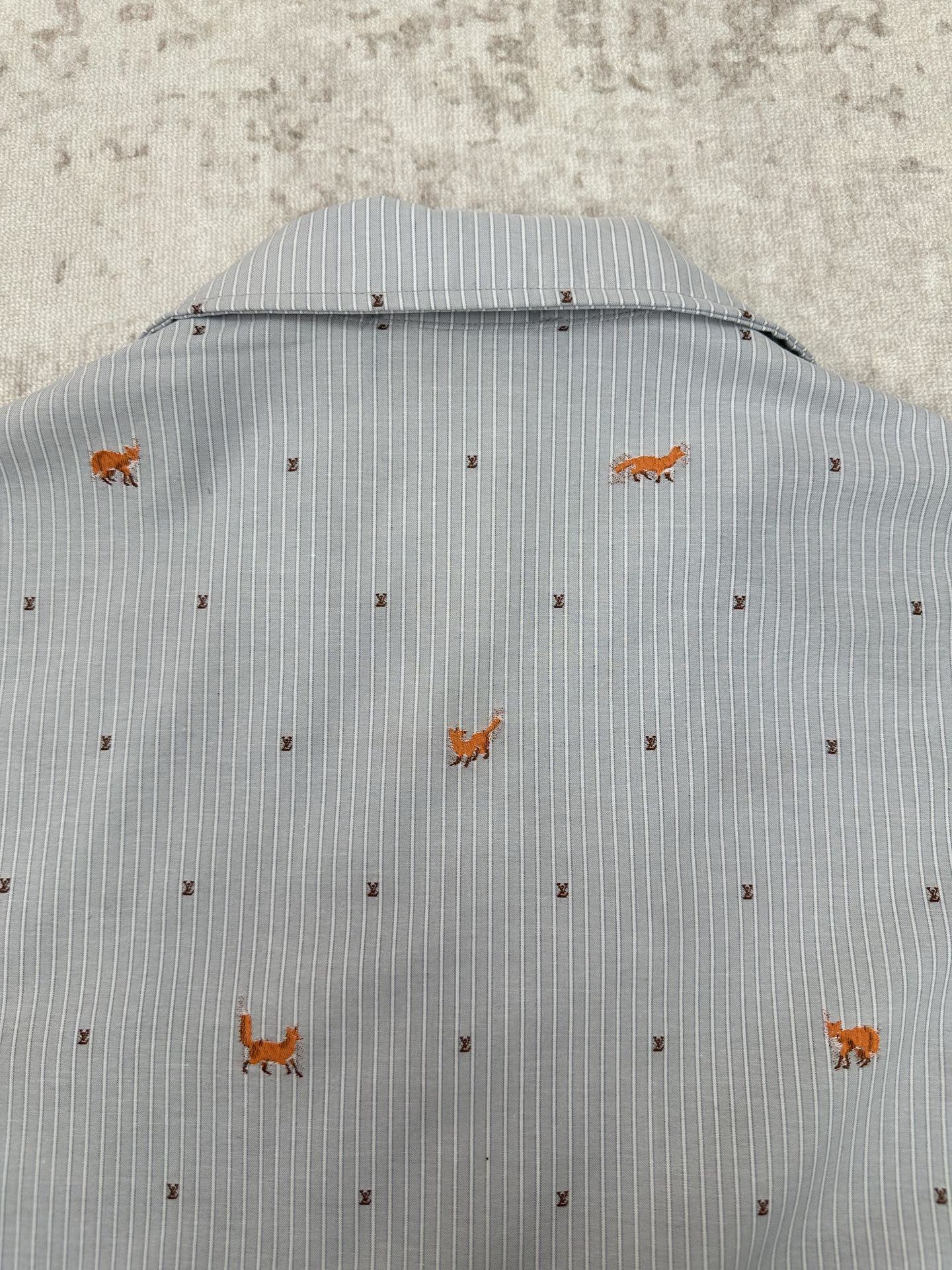 Louis Vuitton 驴家 26ss 春夏新款短袖棉质衬衫的浅色条纹提花上 点缀着跳跃的剪线狐狸和迷你 LV 标识
