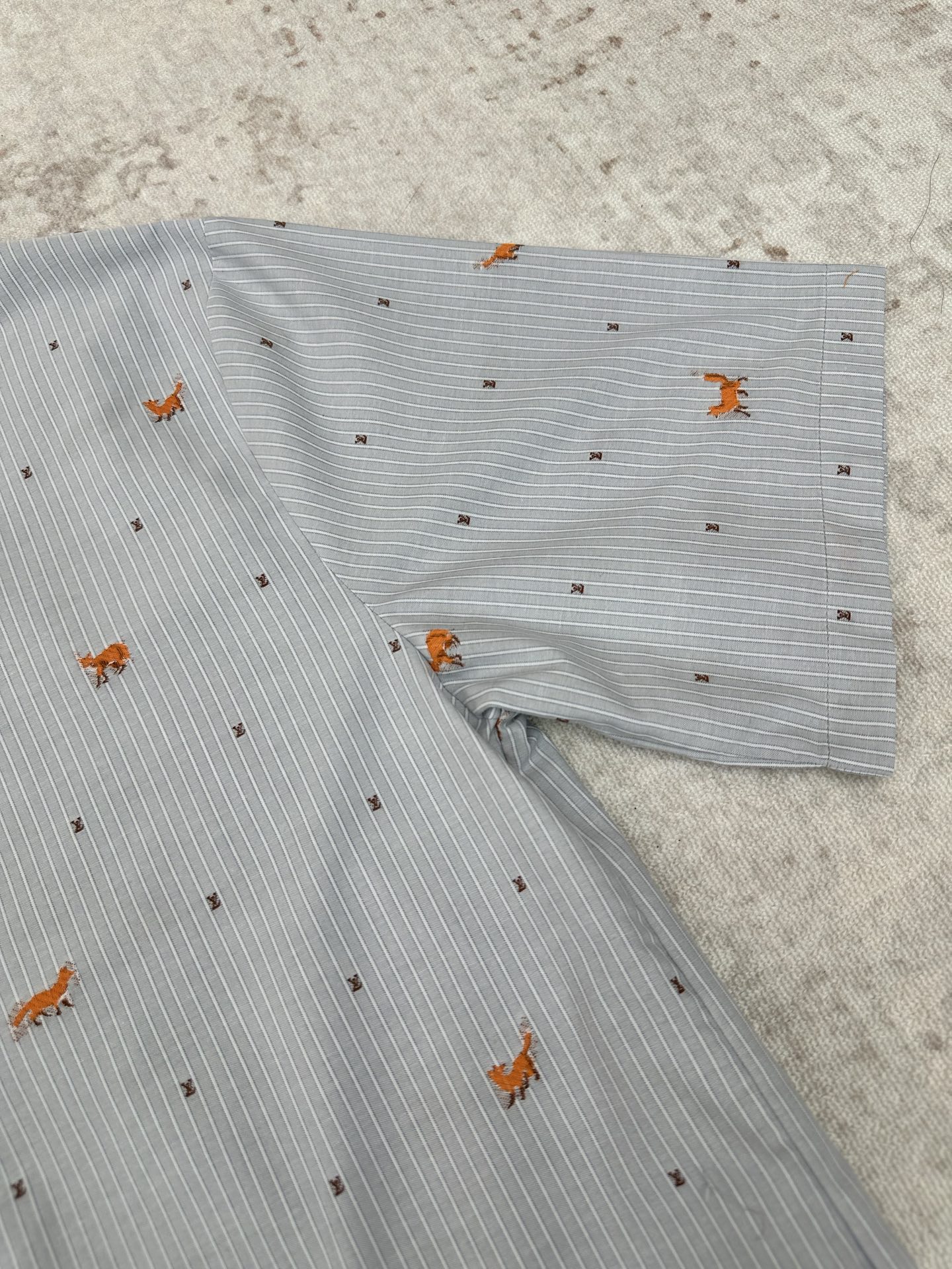 Louis Vuitton 驴家 26ss 春夏新款短袖棉质衬衫的浅色条纹提花上 点缀着跳跃的剪线狐狸和迷你 LV 标识