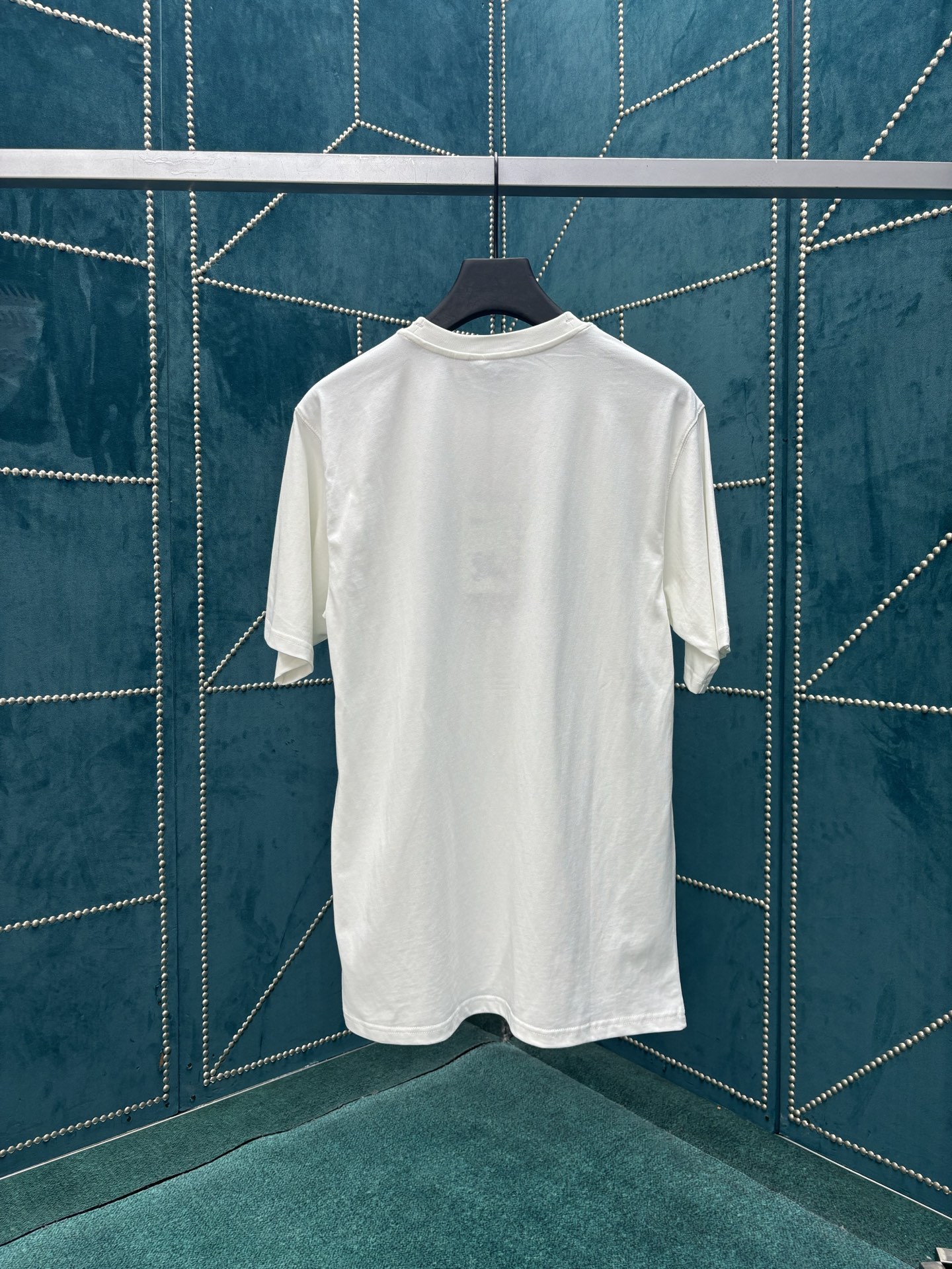 Burberry 巴宝莉 26ss 新款T 恤衫 选用平织棉面料打造 呈现常规版型 圆领款式 点缀植绒品牌徽标印花