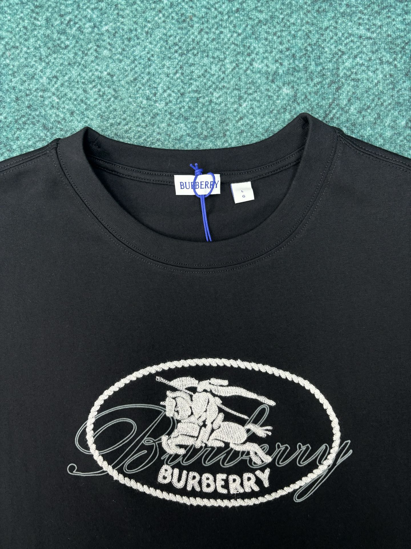 Burberry 巴宝莉 26ss 新款T 恤衫 选用平织棉面料打造 呈现常规版型 圆领款式 点缀植绒品牌徽标印花