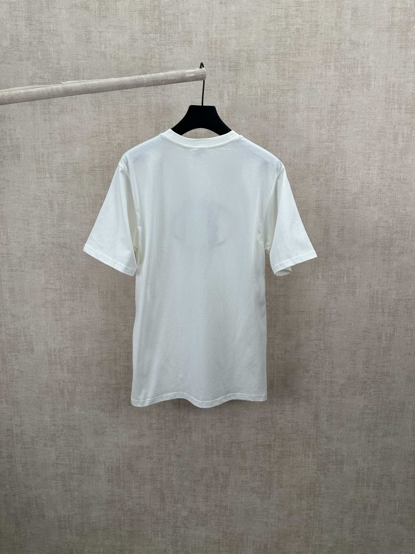 Burberry 巴宝莉 26ss 新款T 恤衫 选用平织棉面料打造 呈现常规版型 圆领款式 点缀植绒品牌徽标印花