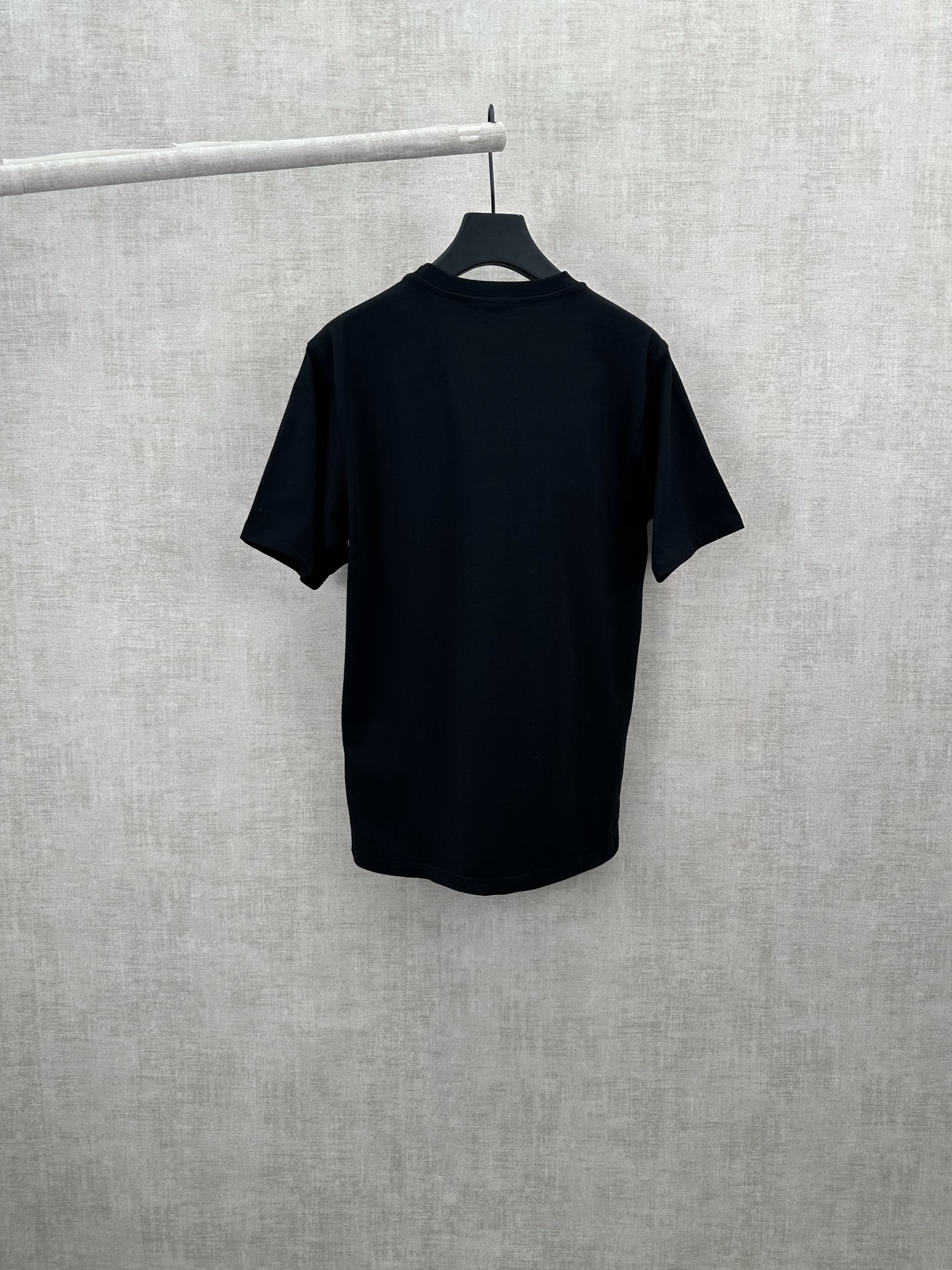 Burberry 巴宝莉 26ss 新款T 恤衫 选用平织棉面料打造 呈现常规版型 圆领款式 点缀植绒品牌徽标印花
