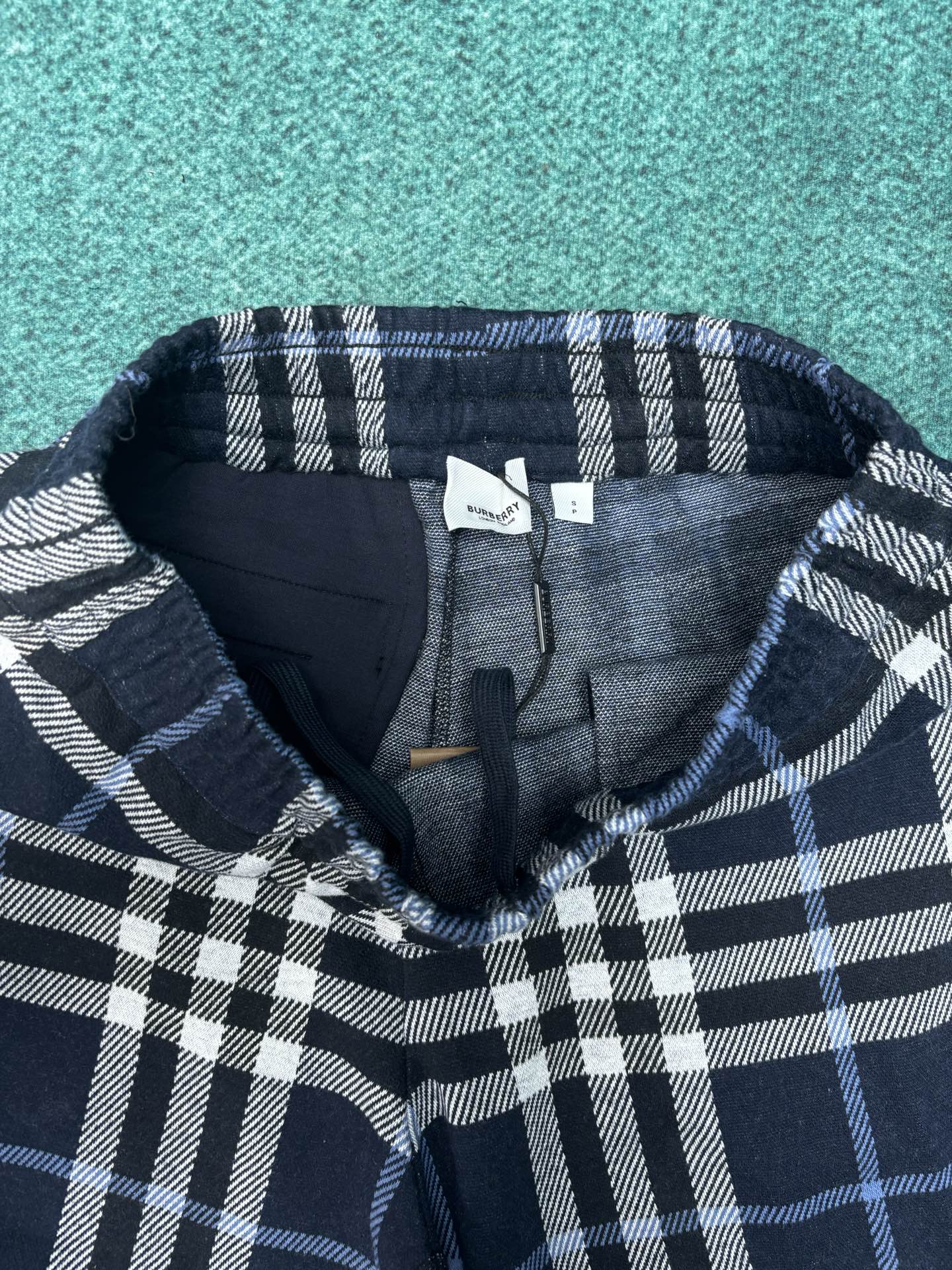 Burberry 巴宝莉 26ss新款 条格纹中腰直筒 休闲短裤 男款 黑色