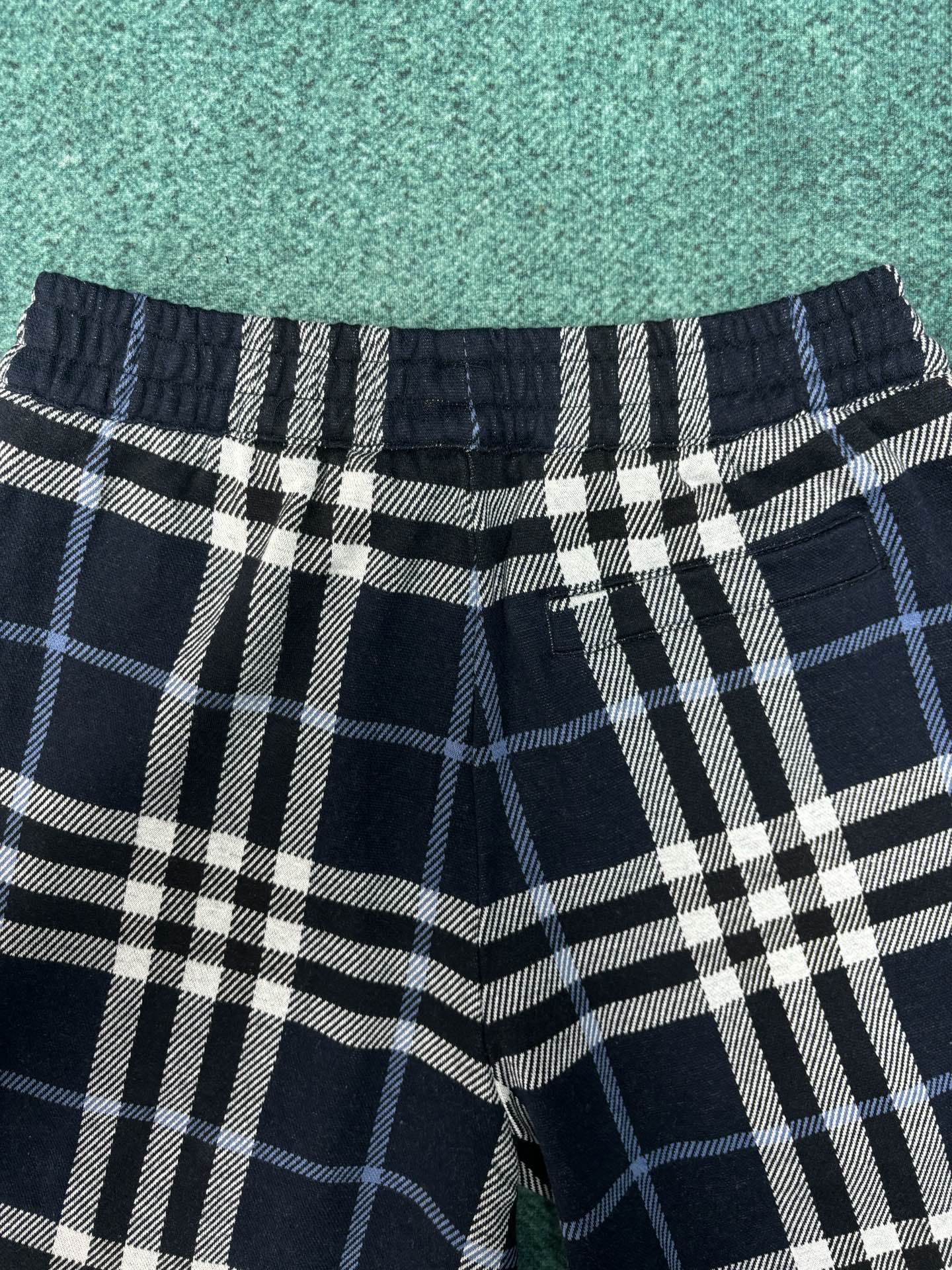Burberry 巴宝莉 26ss新款 条格纹中腰直筒 休闲短裤 男款 黑色