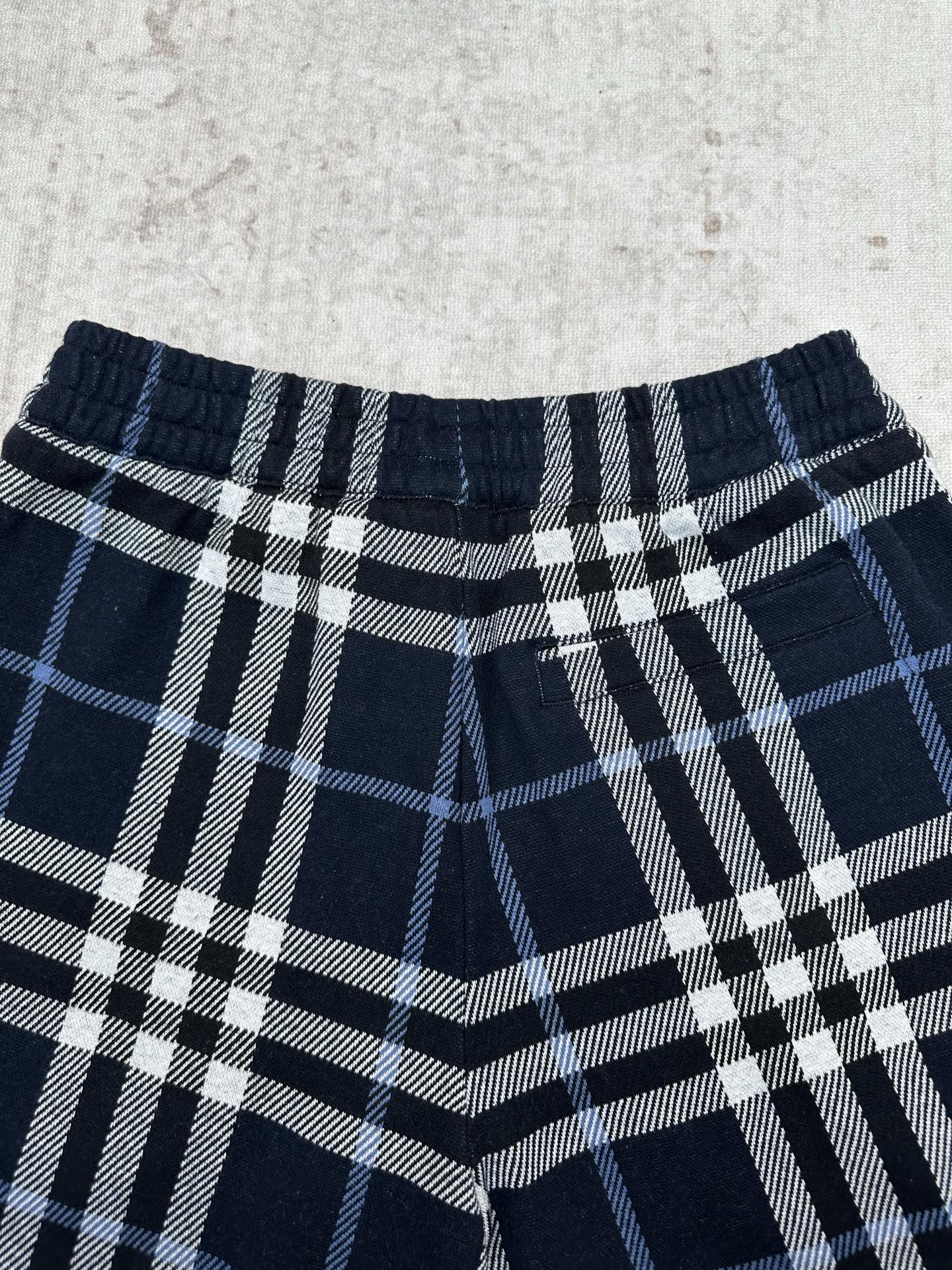 Burberry 巴宝莉 26ss新款 条格纹中腰直筒 休闲短裤 男款 黑色
