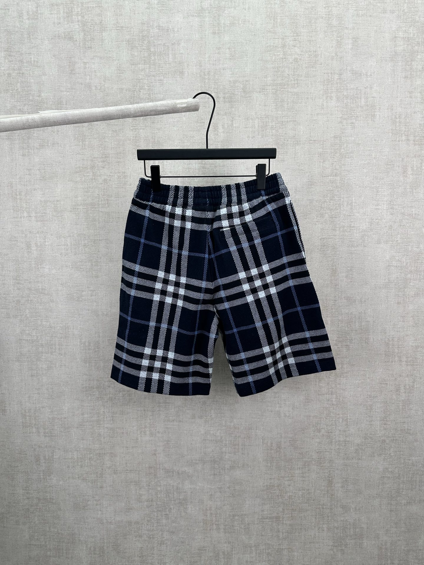 Burberry 巴宝莉 26ss新款 条格纹中腰直筒 休闲短裤 男款 黑色