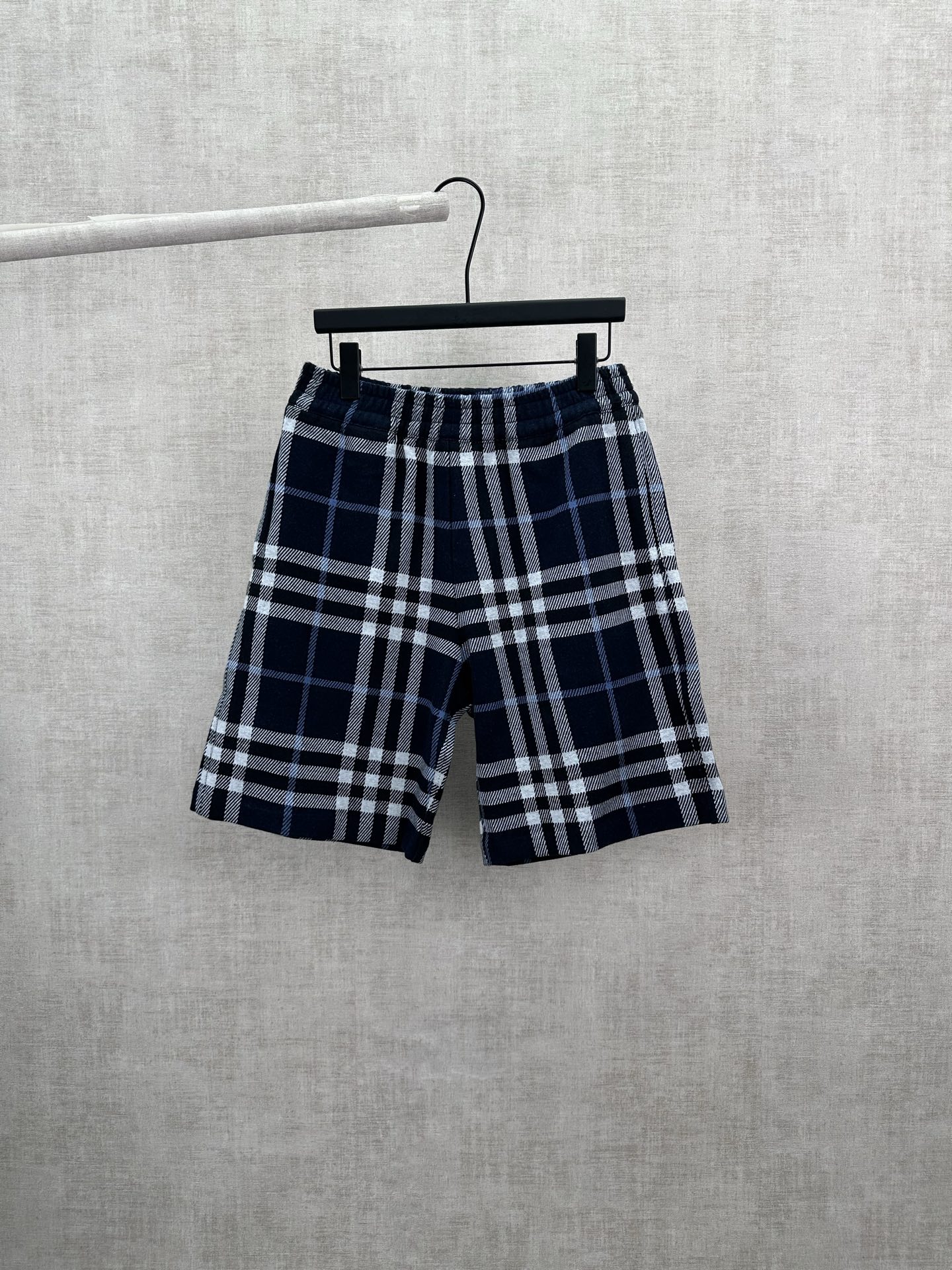 Burberry 巴宝莉 26ss新款 条格纹中腰直筒 休闲短裤 男款 黑色