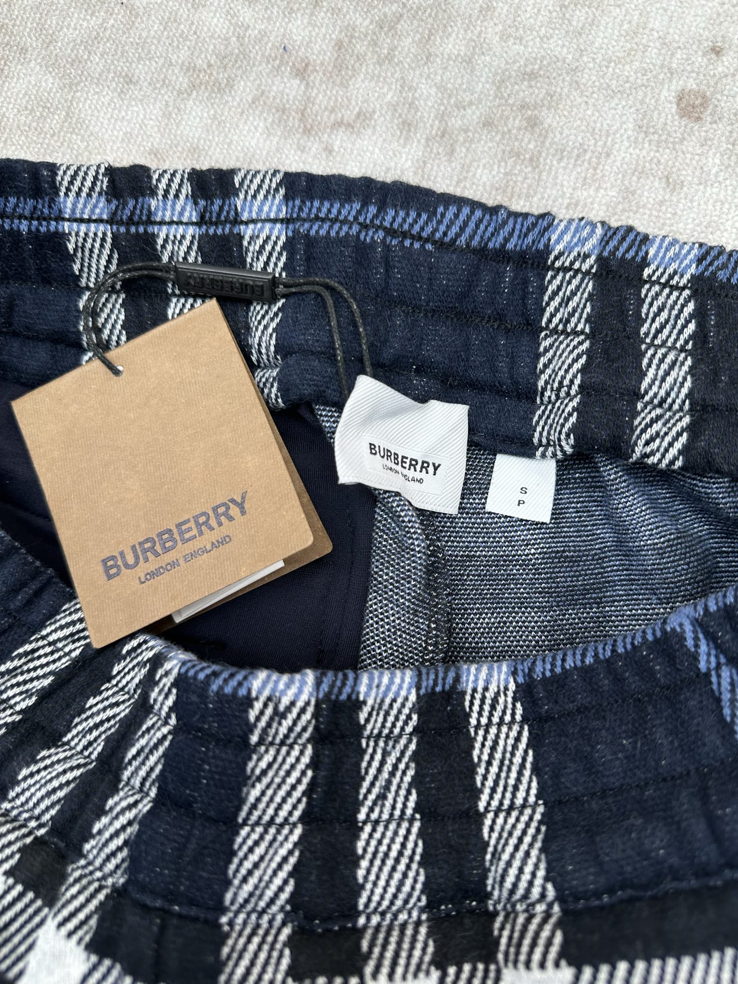Burberry 巴宝莉 26ss新款 条格纹中腰直筒 休闲短裤 男款 黑色
