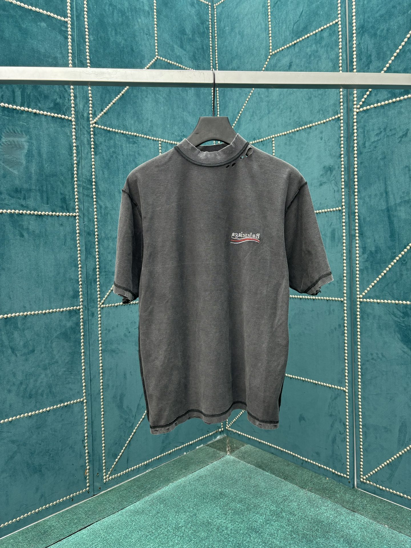 Balenciaga 巴黎世家 26ss品牌Logo字母刺绣做旧圆领短袖 双面T恤 男款