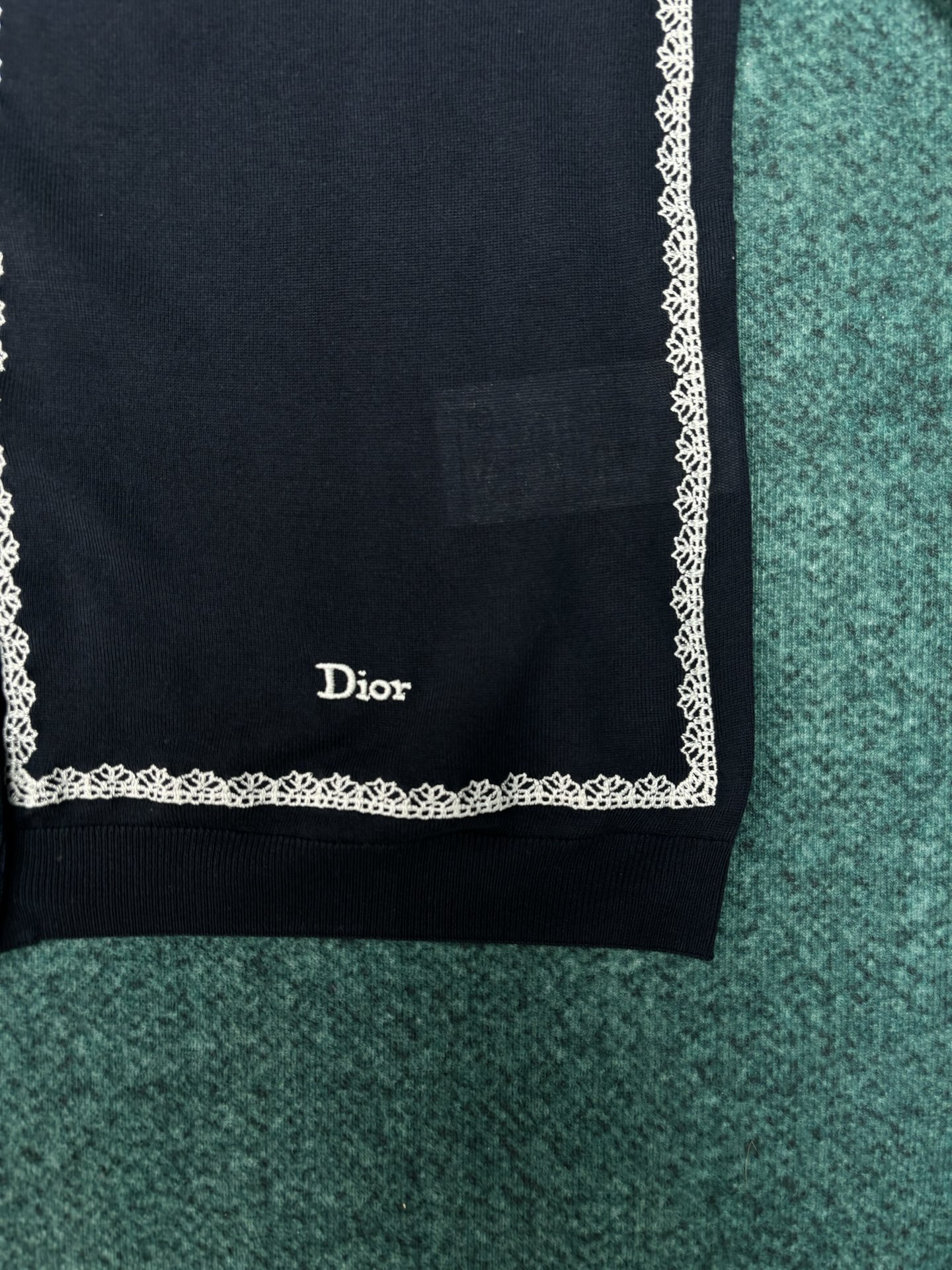 Dior 迪奥 26ss新款开衫重新诠释 Dior 优雅的 标识 采用海军蓝色桑蚕丝针织面料精心制作