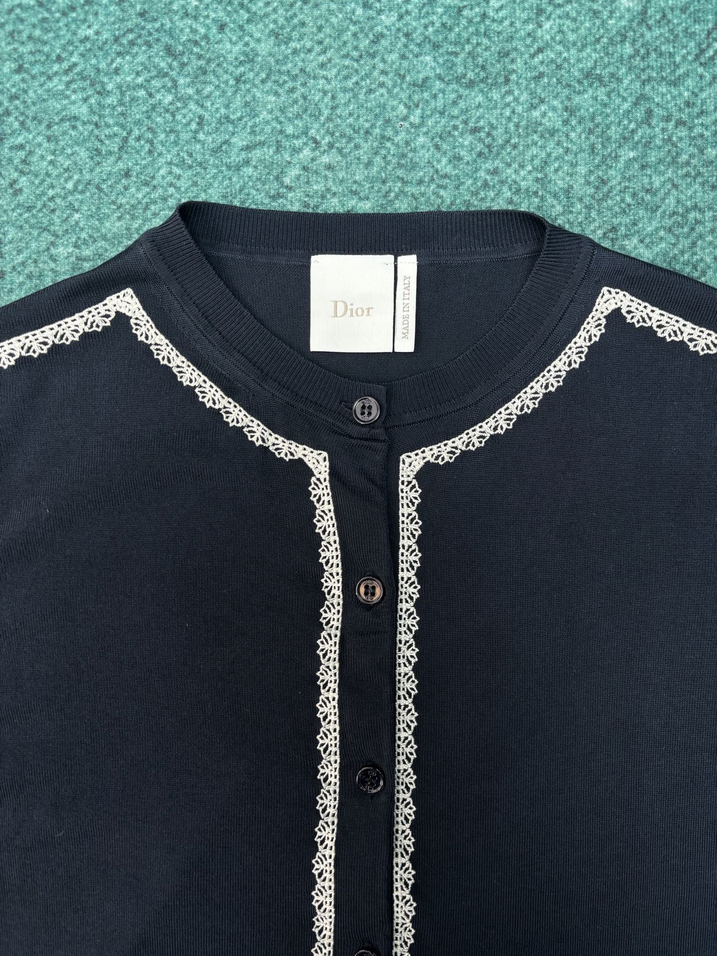 Dior 迪奥 26ss新款开衫重新诠释 Dior 优雅的 标识 采用海军蓝色桑蚕丝针织面料精心制作