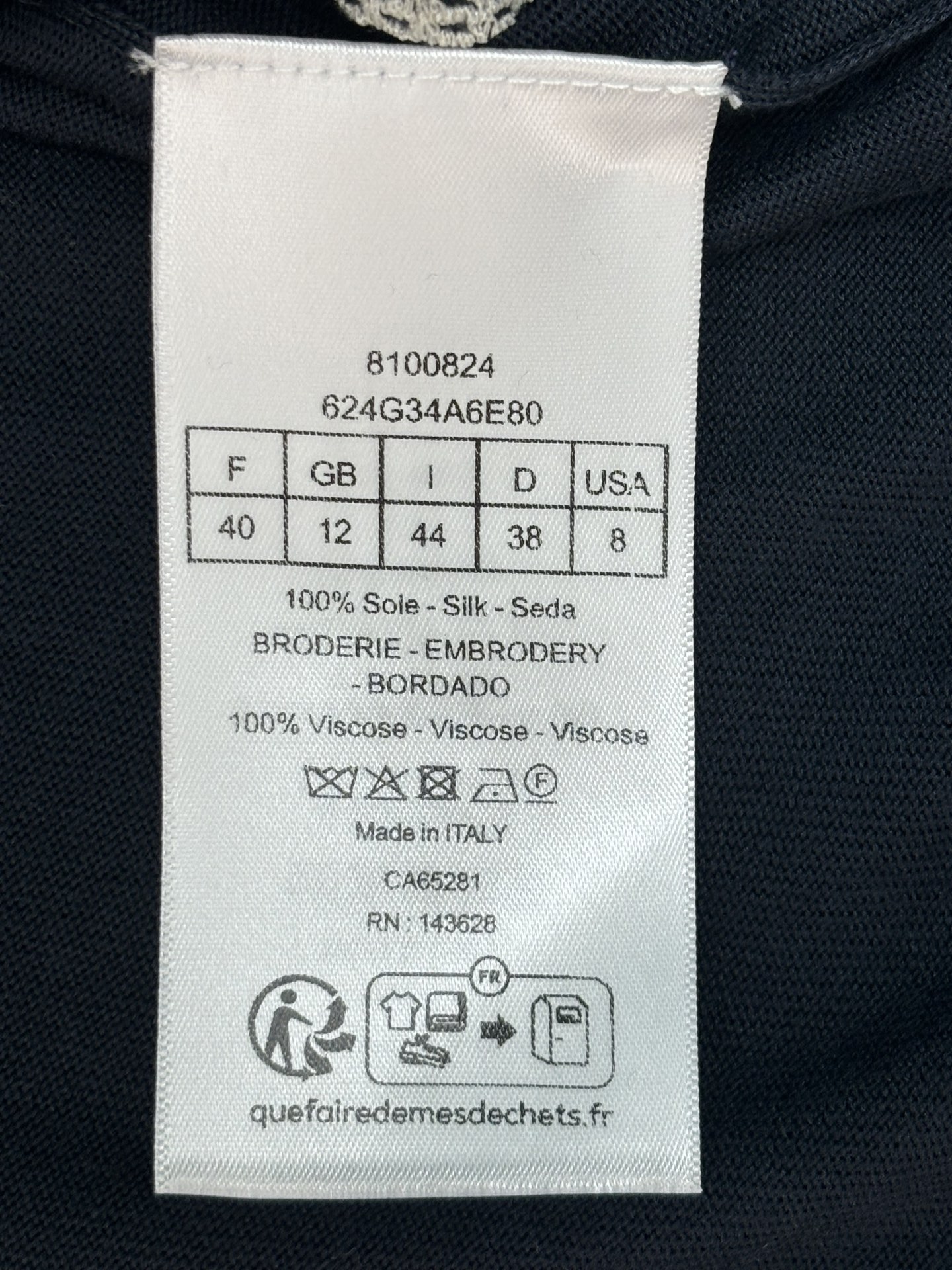 Dior 迪奥 26ss新款开衫重新诠释 Dior 优雅的 标识 采用海军蓝色桑蚕丝针织面料精心制作