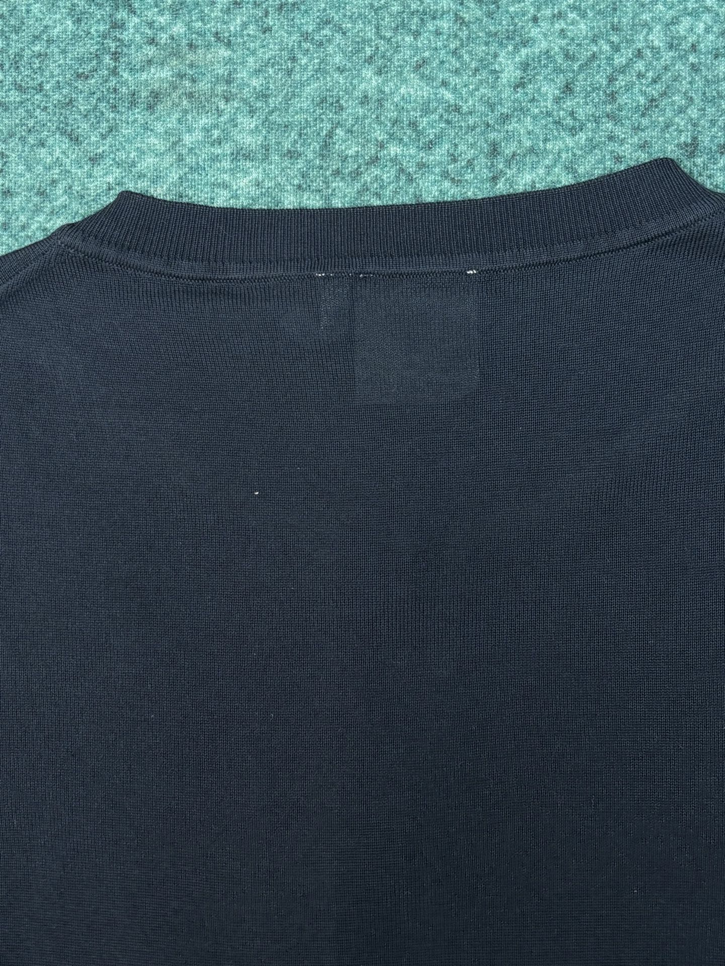 Dior 迪奥 26ss新款开衫重新诠释 Dior 优雅的 标识 采用海军蓝色桑蚕丝针织面料精心制作