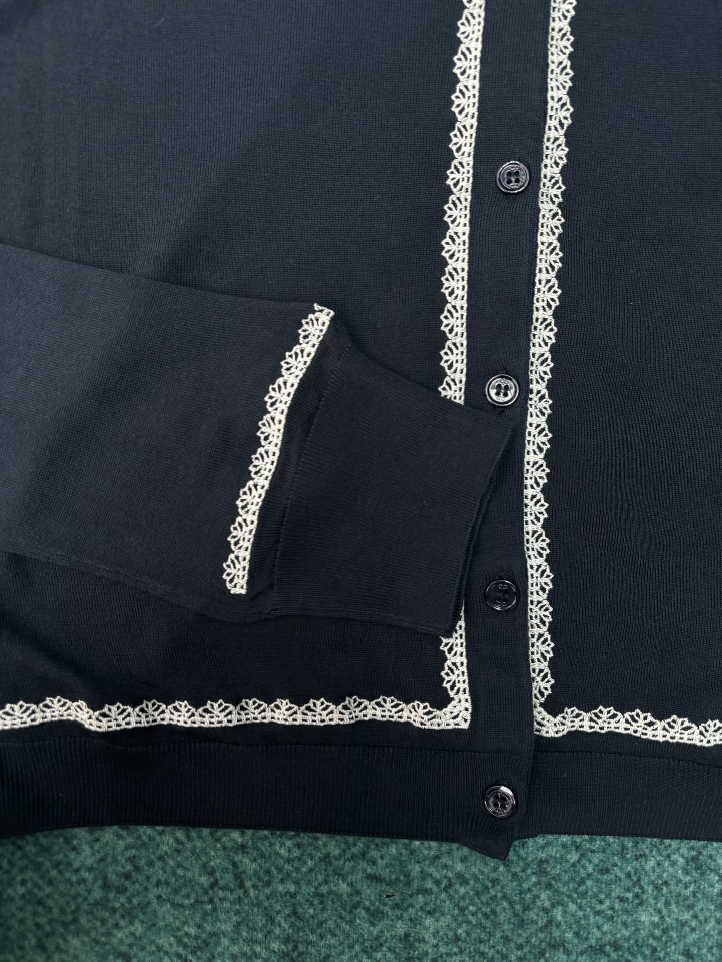 Dior 迪奥 26ss新款开衫重新诠释 Dior 优雅的 标识 采用海军蓝色桑蚕丝针织面料精心制作