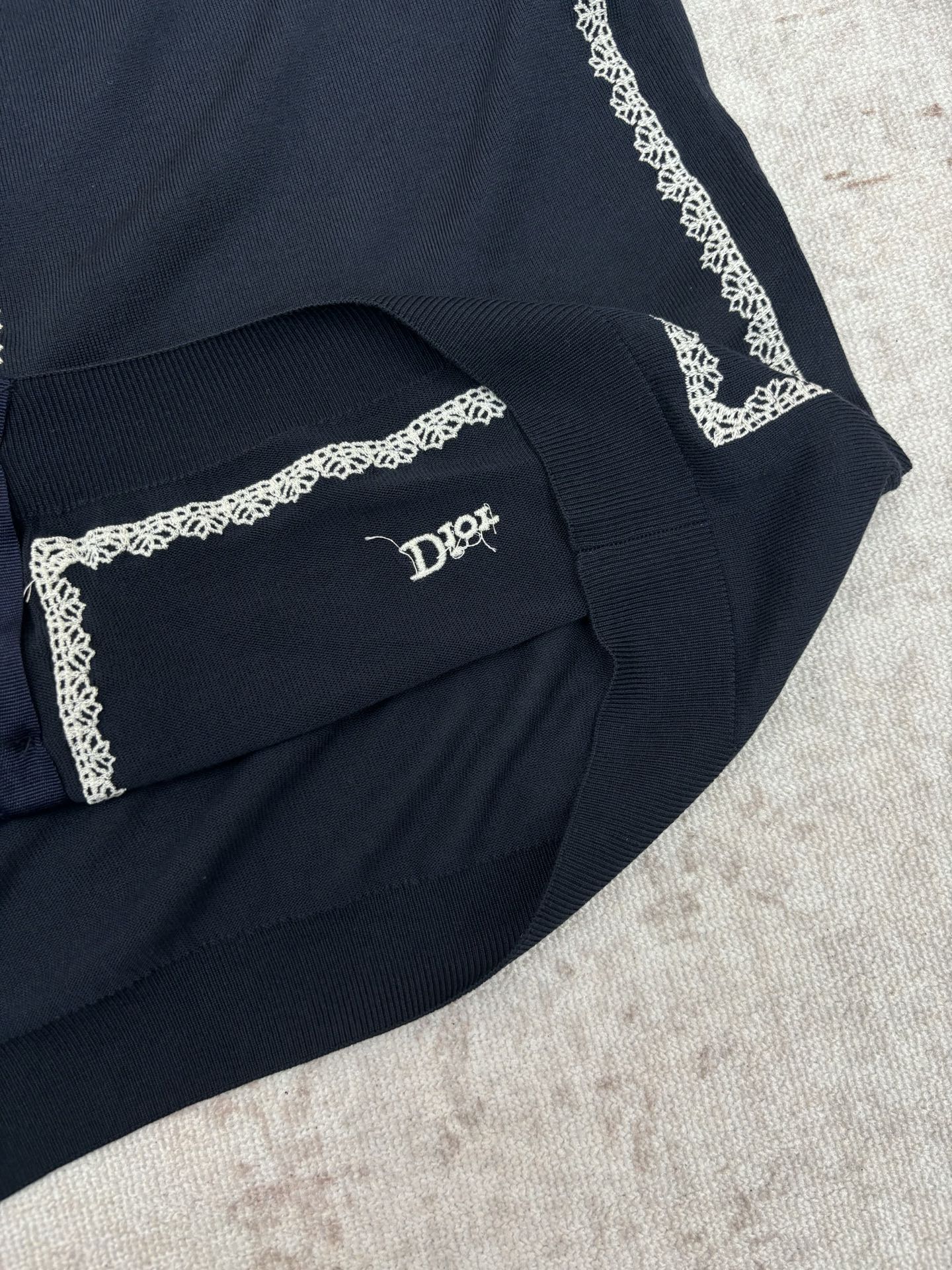 Dior 迪奥 26ss新款开衫重新诠释 Dior 优雅的 标识 采用海军蓝色桑蚕丝针织面料精心制作