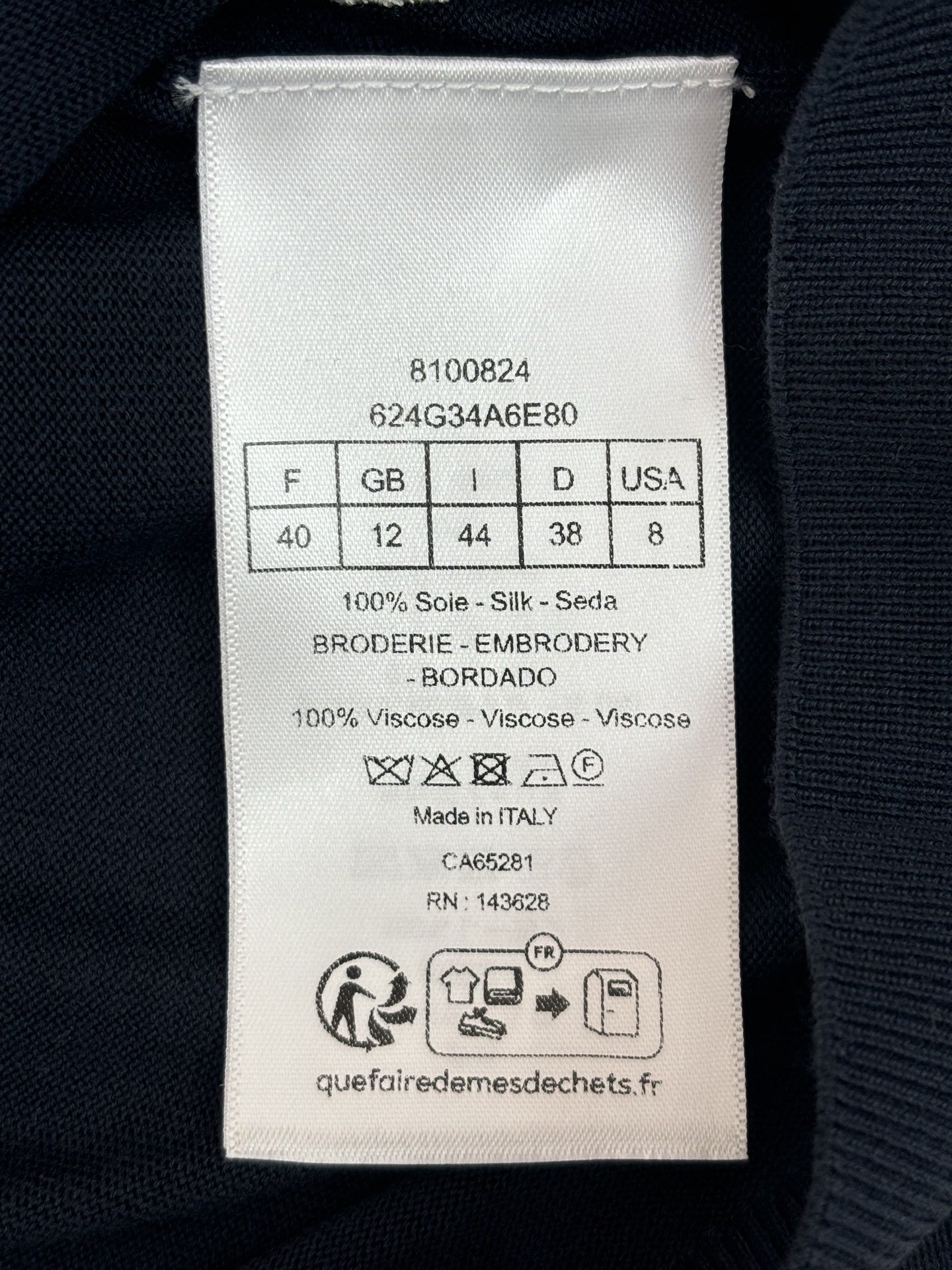 Dior 迪奥 26ss新款开衫重新诠释 Dior 优雅的 标识 采用海军蓝色桑蚕丝针织面料精心制作
