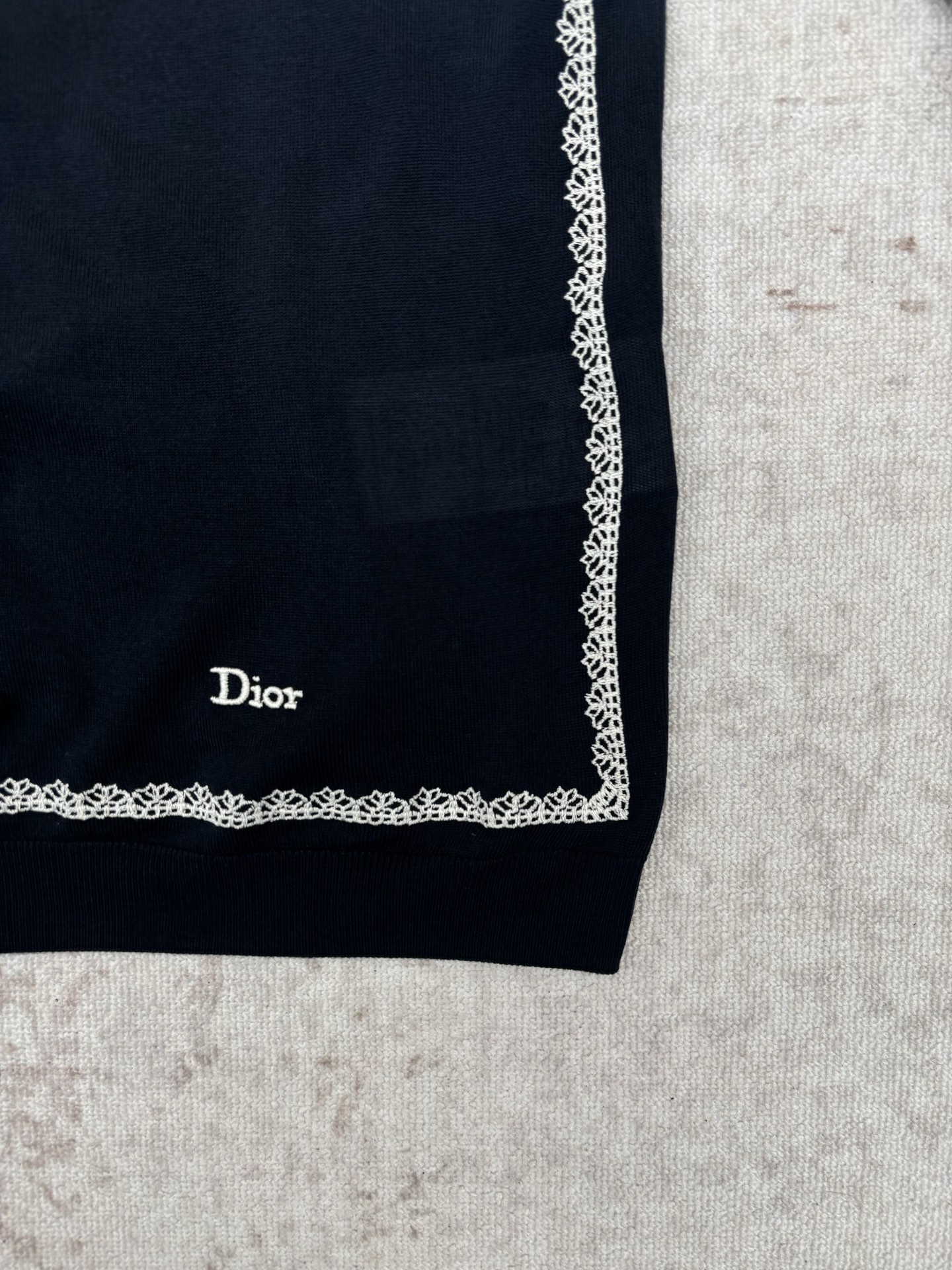 Dior 迪奥 26ss新款开衫重新诠释 Dior 优雅的 标识 采用海军蓝色桑蚕丝针织面料精心制作