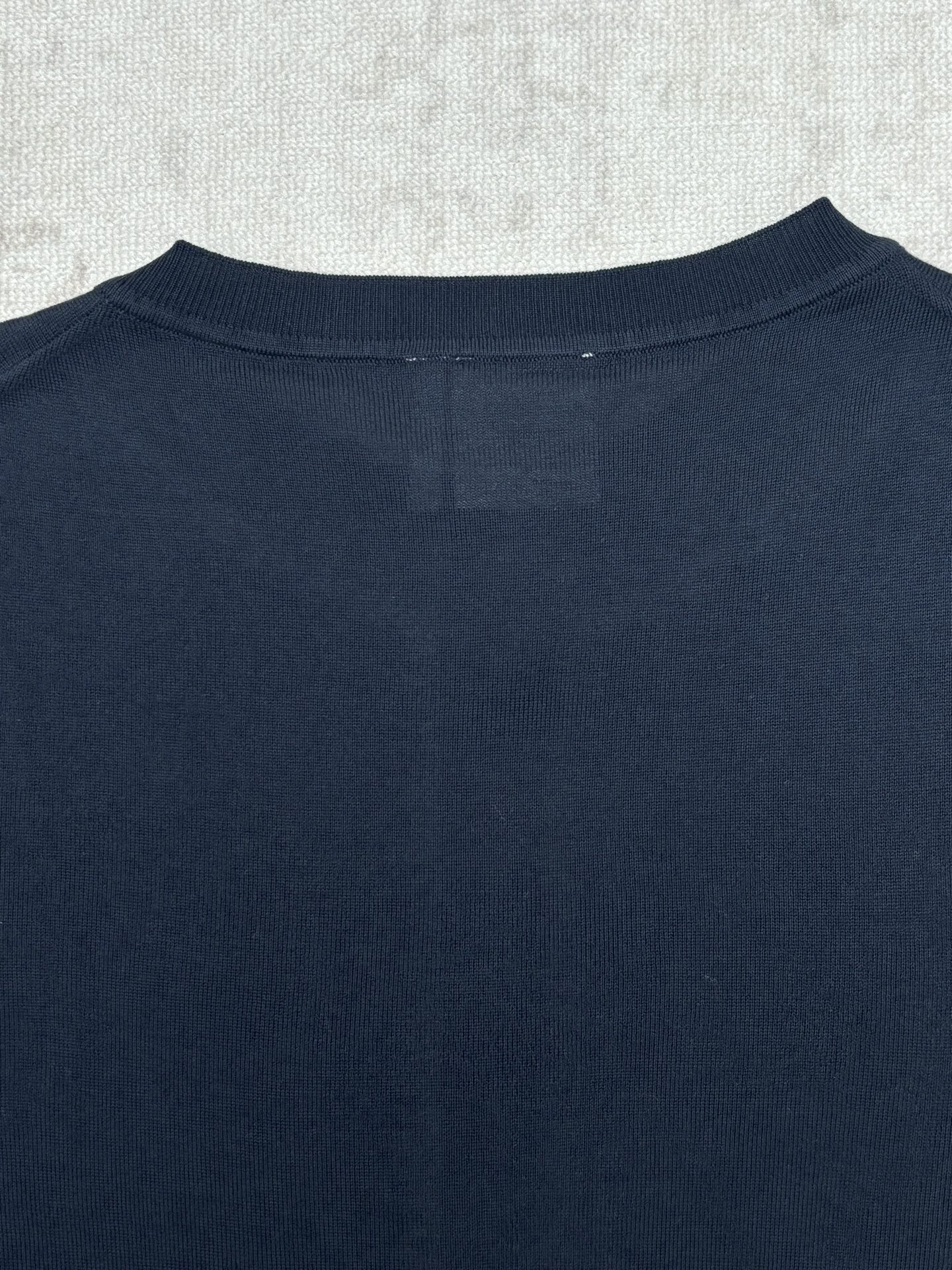Dior 迪奥 26ss新款开衫重新诠释 Dior 优雅的 标识 采用海军蓝色桑蚕丝针织面料精心制作
